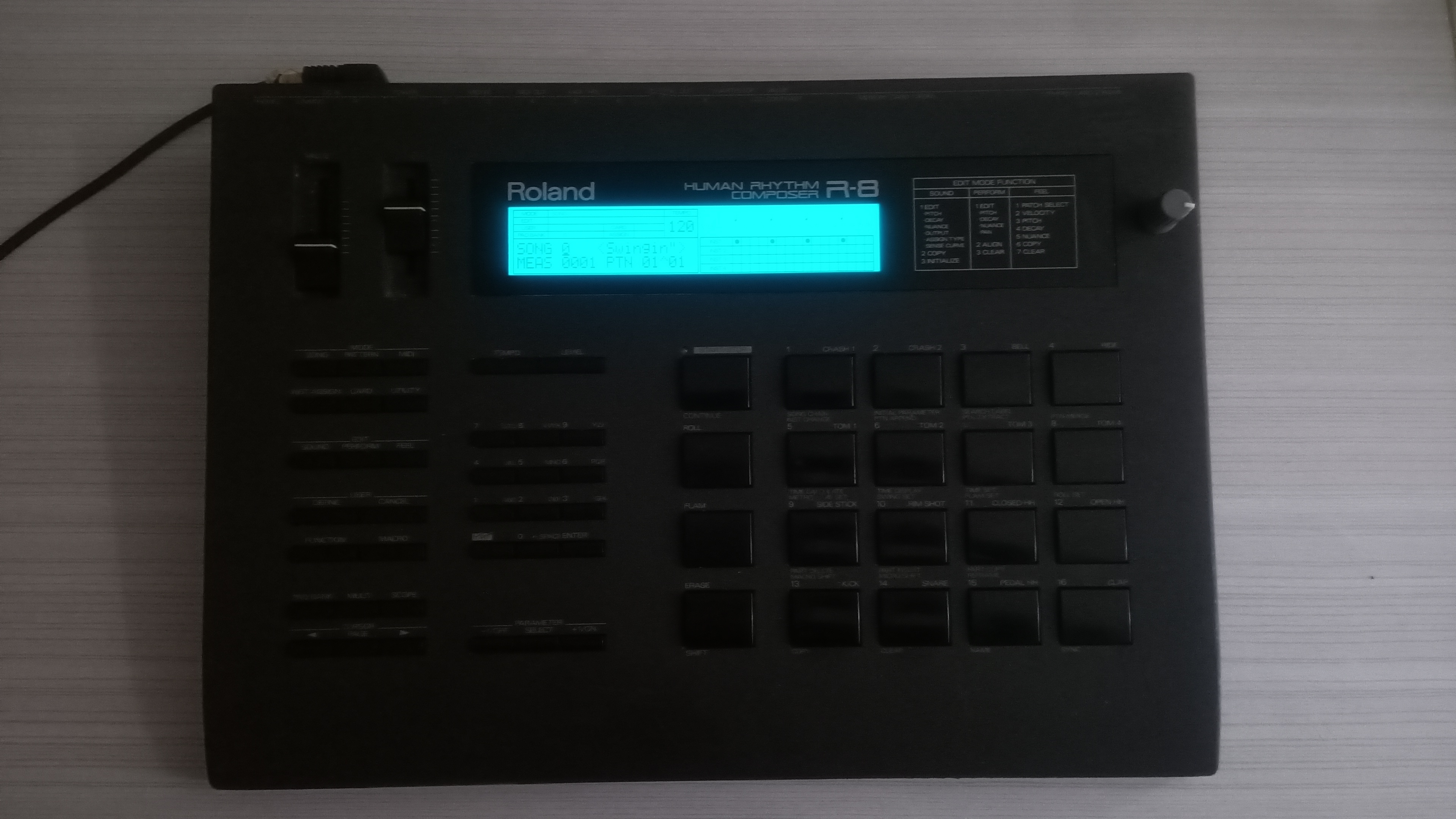 Roland R-8 (12507)