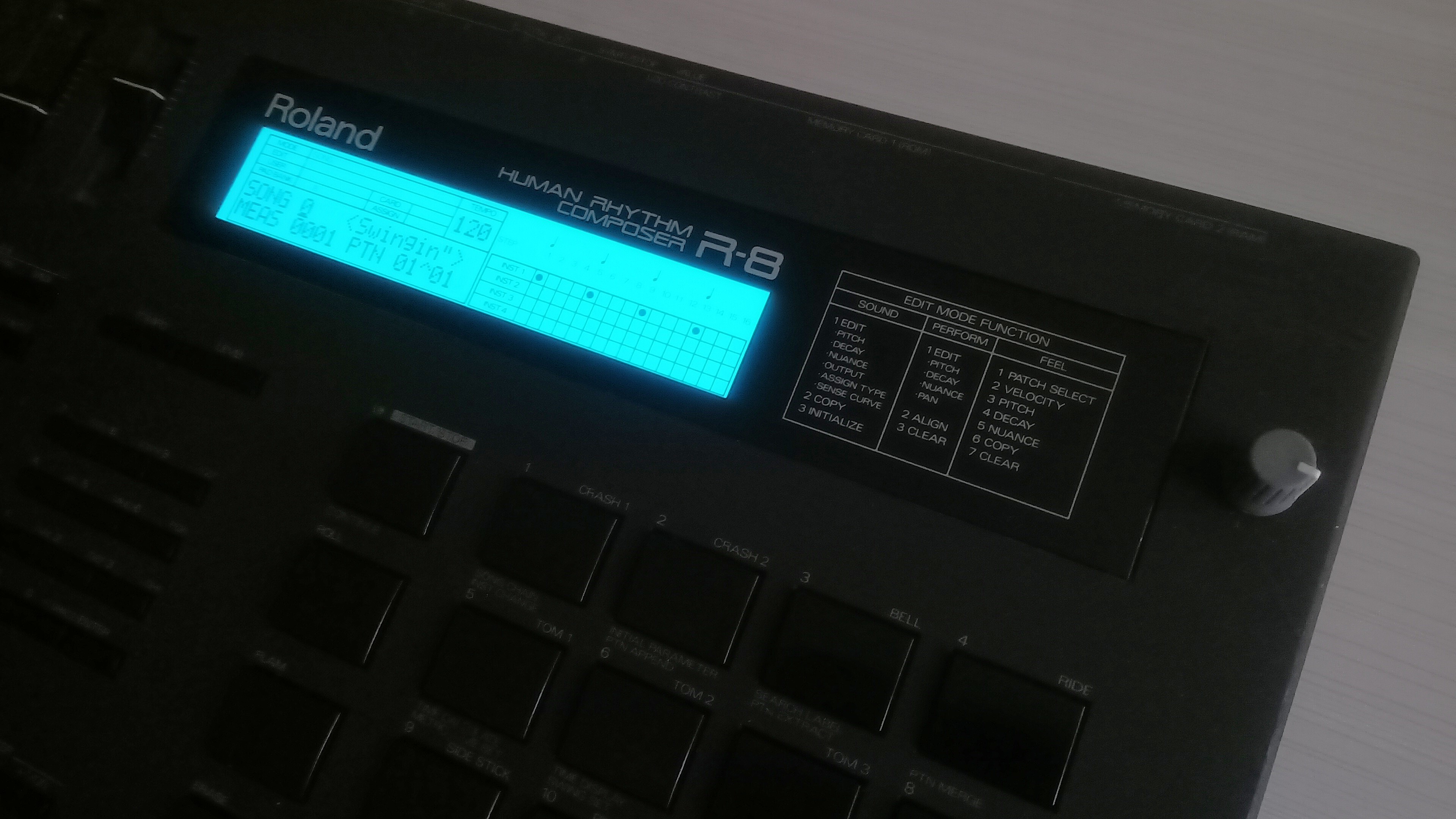 Roland R-8 (3751)