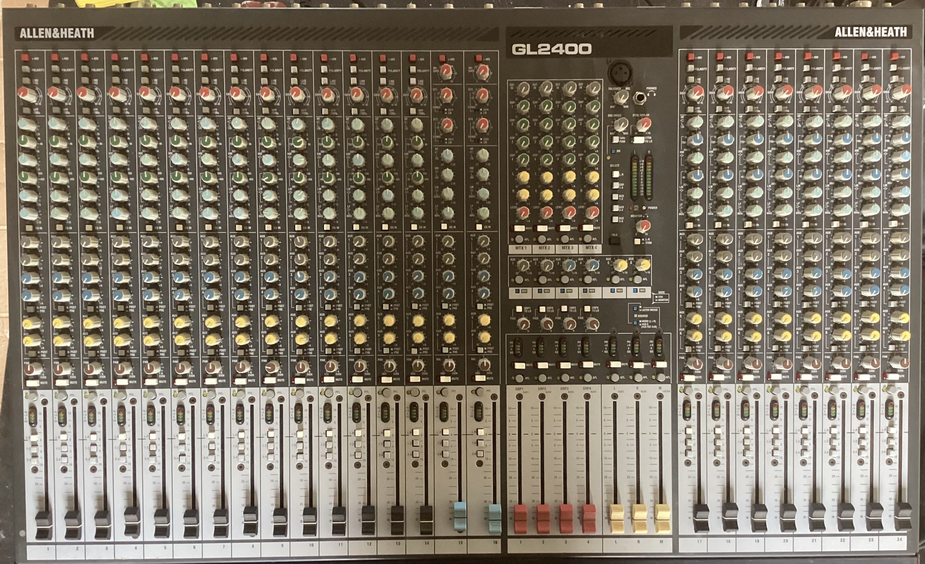 Console de mixage Allen and Heath GL 2400