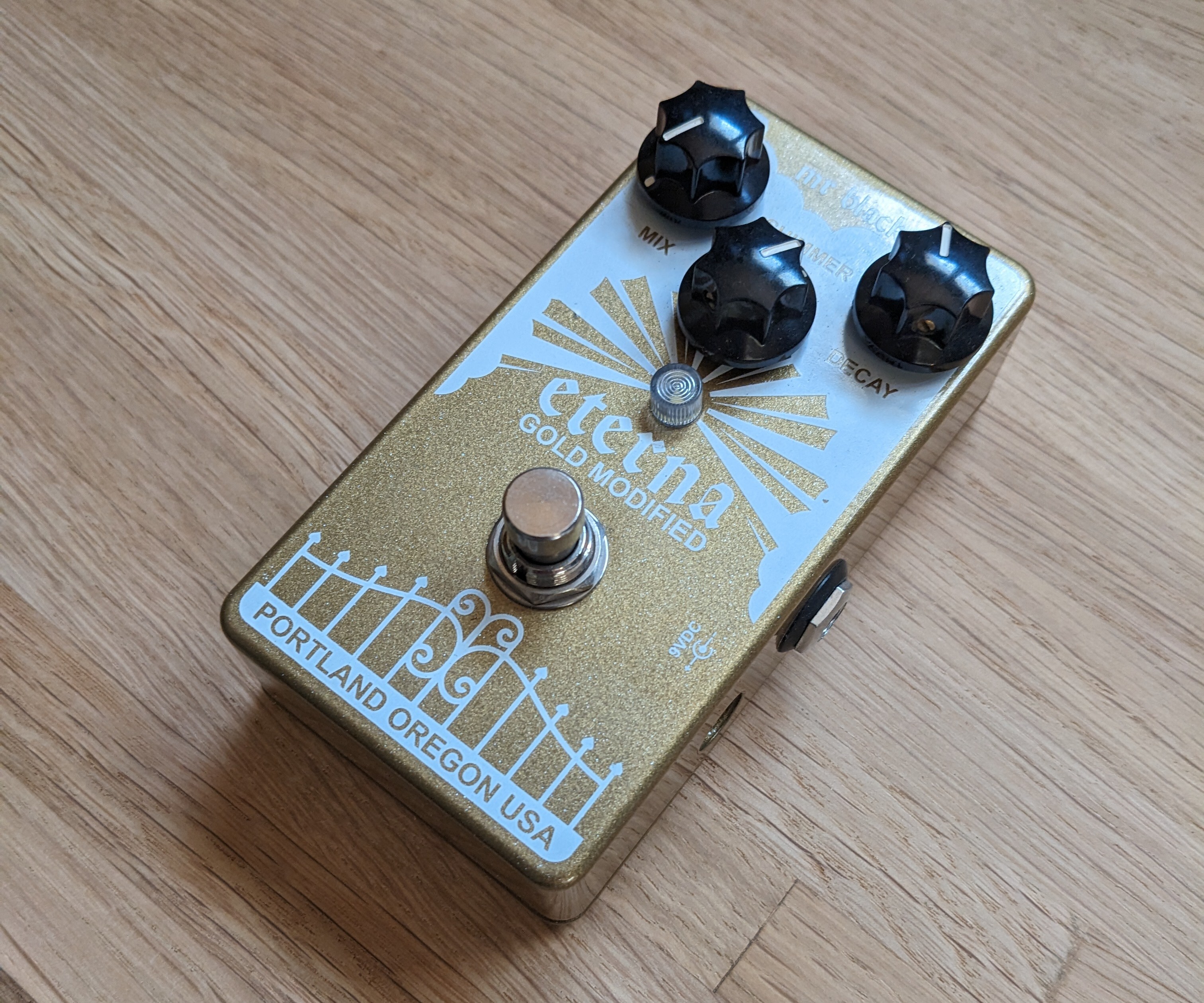 vend pedal de reverb Mr Black Eterna Gold modified