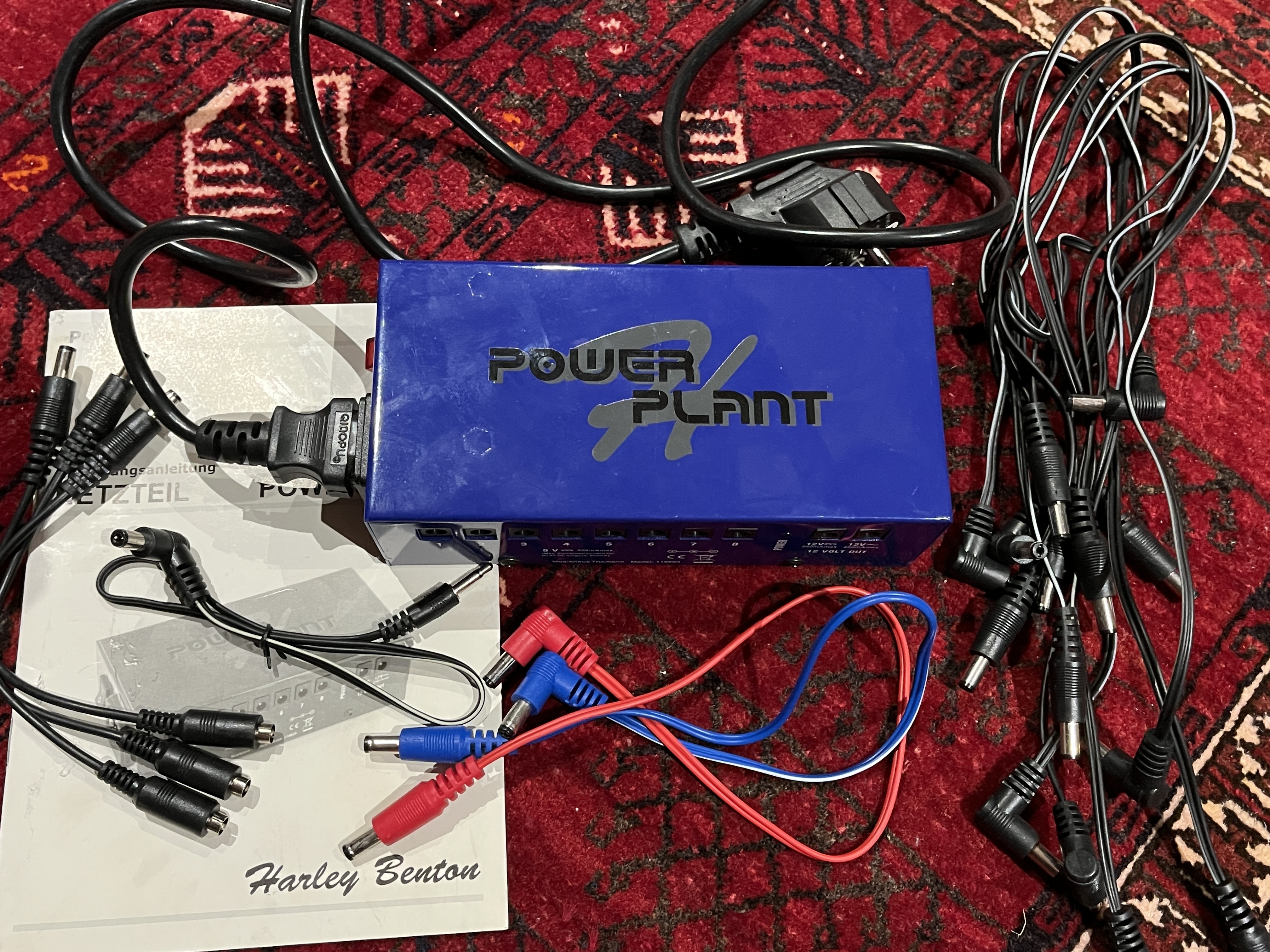 Vends Harley Benton Power Plant avec tous ses câbles