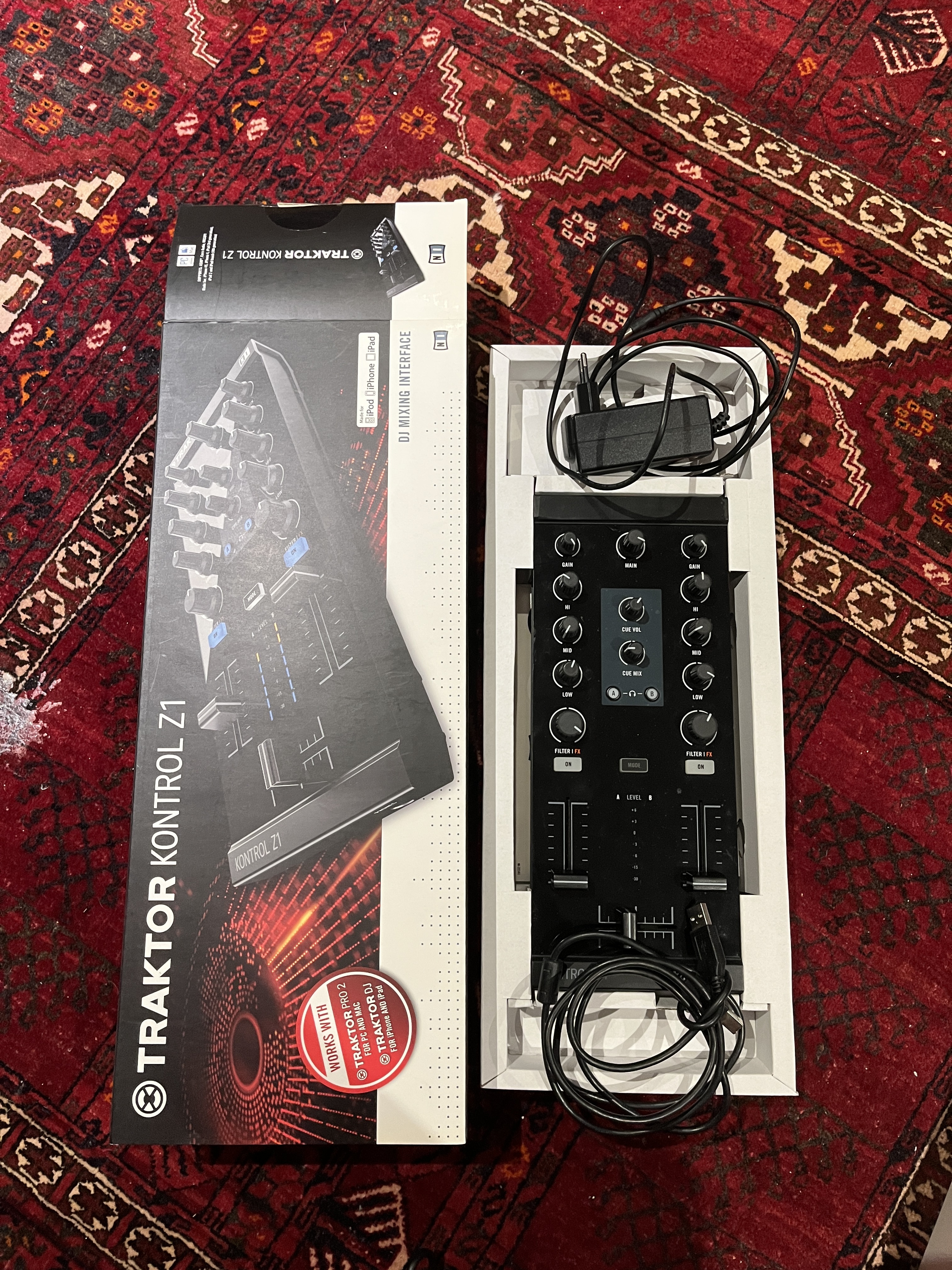 Vends Traktor Kontrol Z1 complète avec alimentation câble USB dans sa boîte d'origine