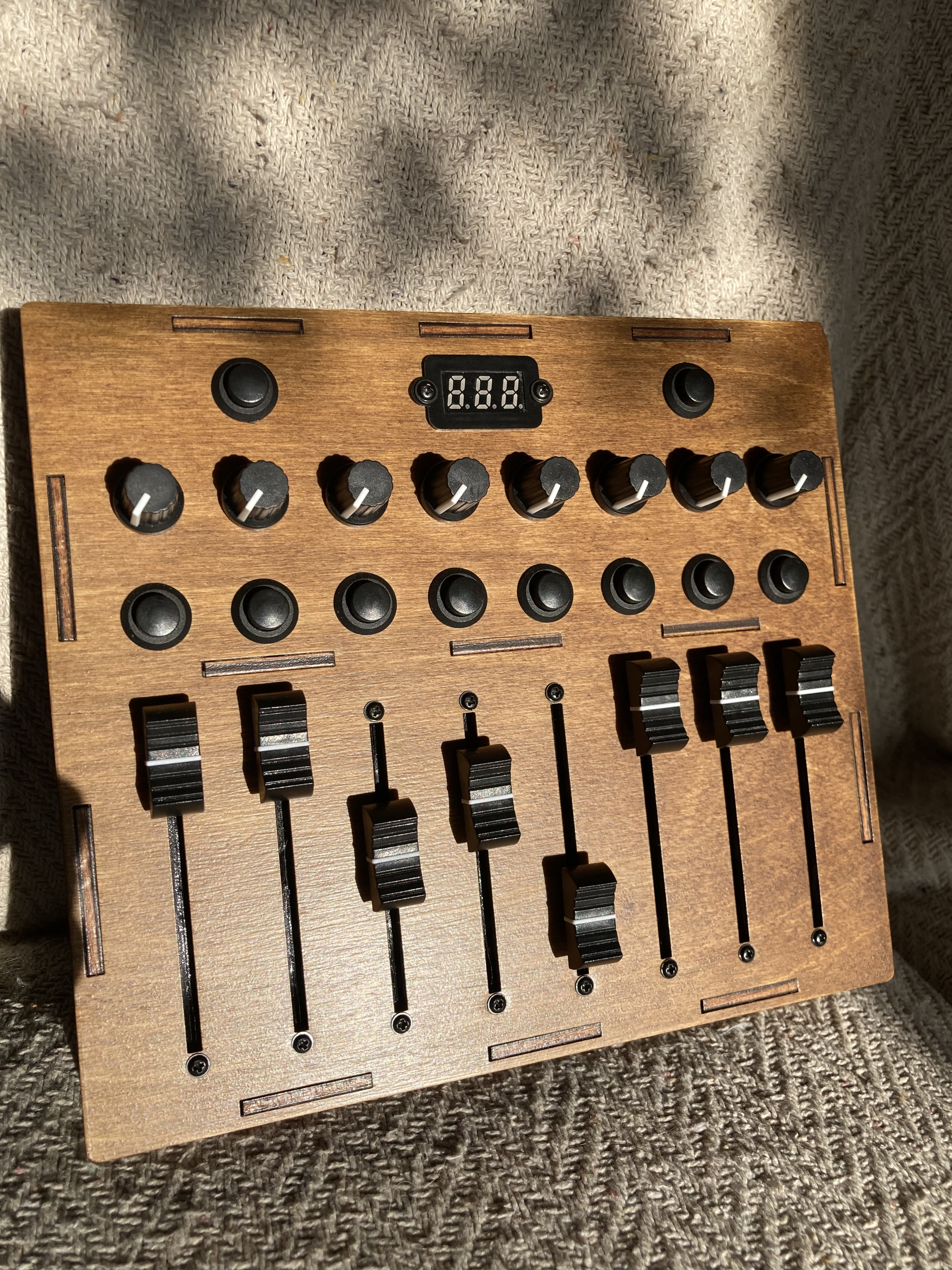 Contrôleur midi bois 8 faders/ 8 potentiomètres/ 8 boutons 