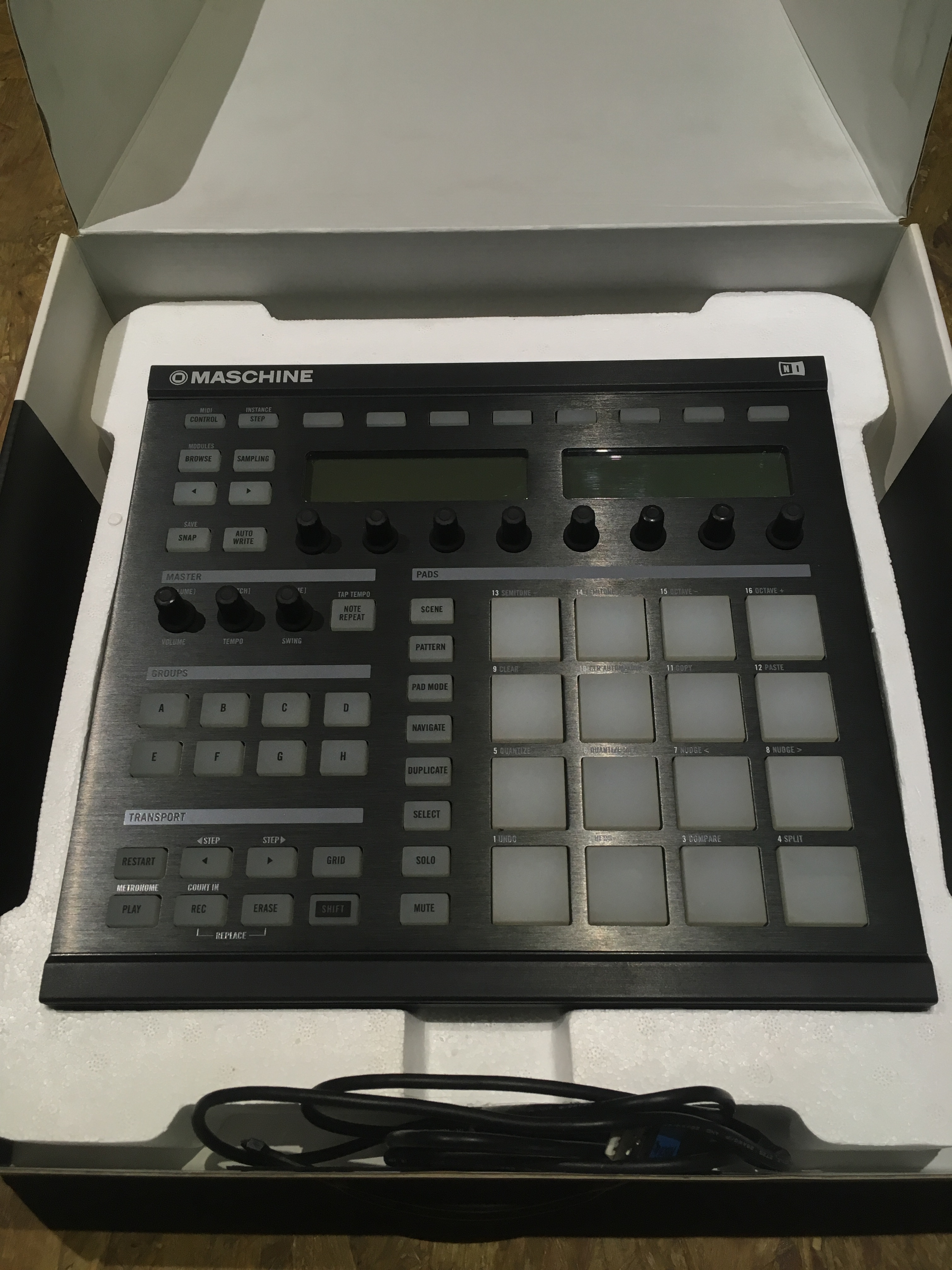 Vends Native Instruments Maschine MK1 en très bon état dans son carton d'origine