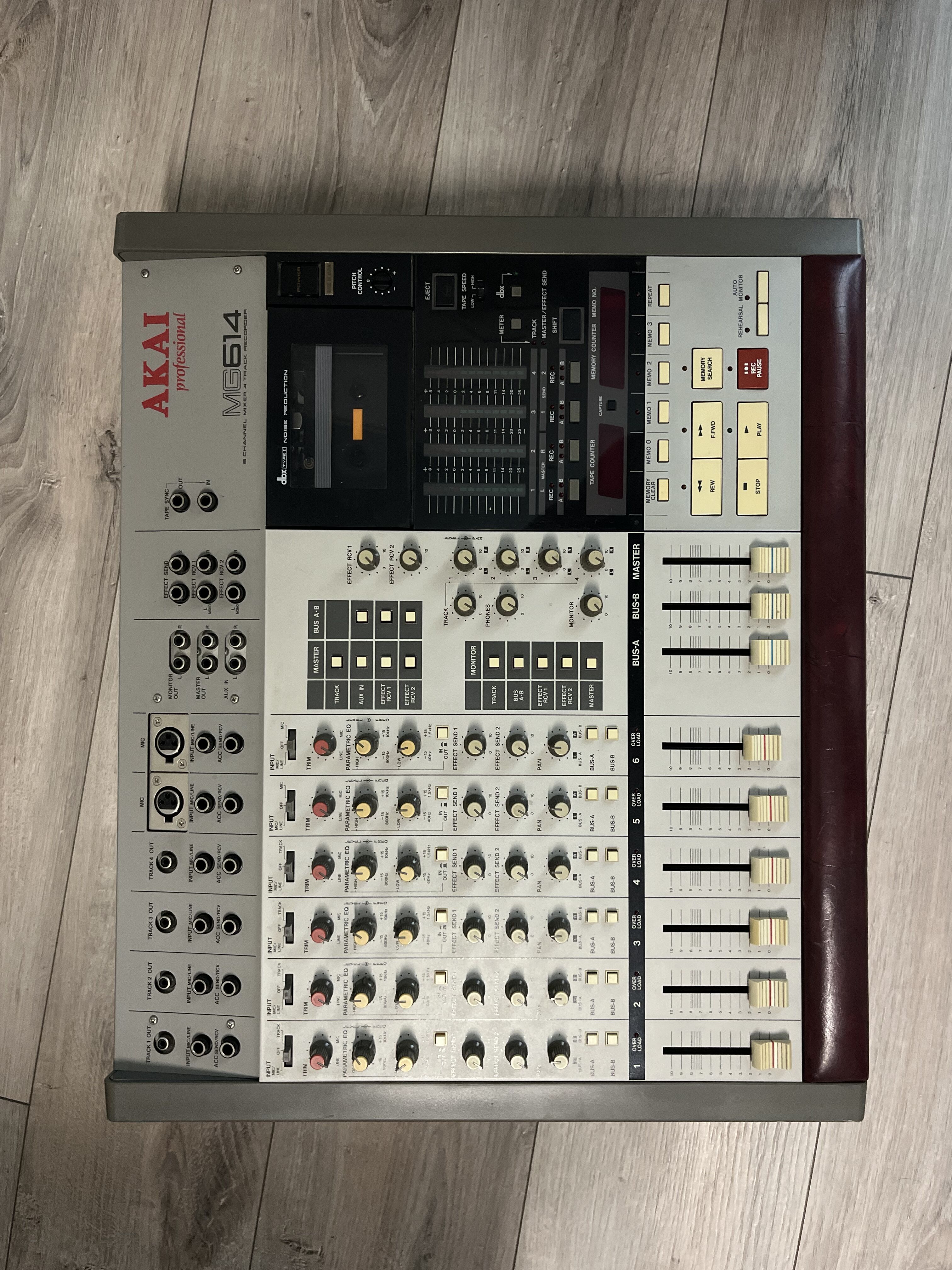 Vends Akai Professional MG614