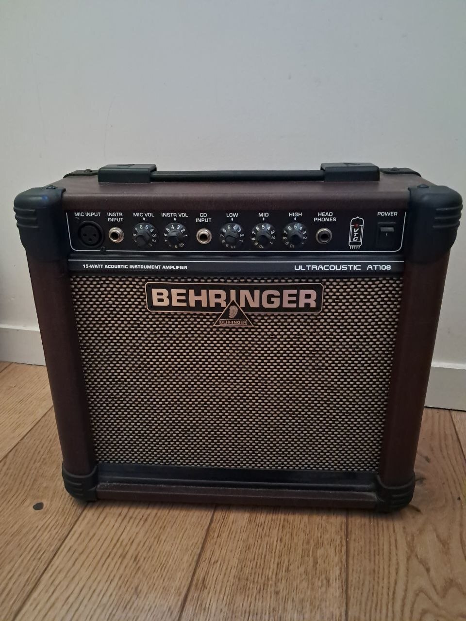 Vends Ampli Behringer Ultracoustic AT108 15 W