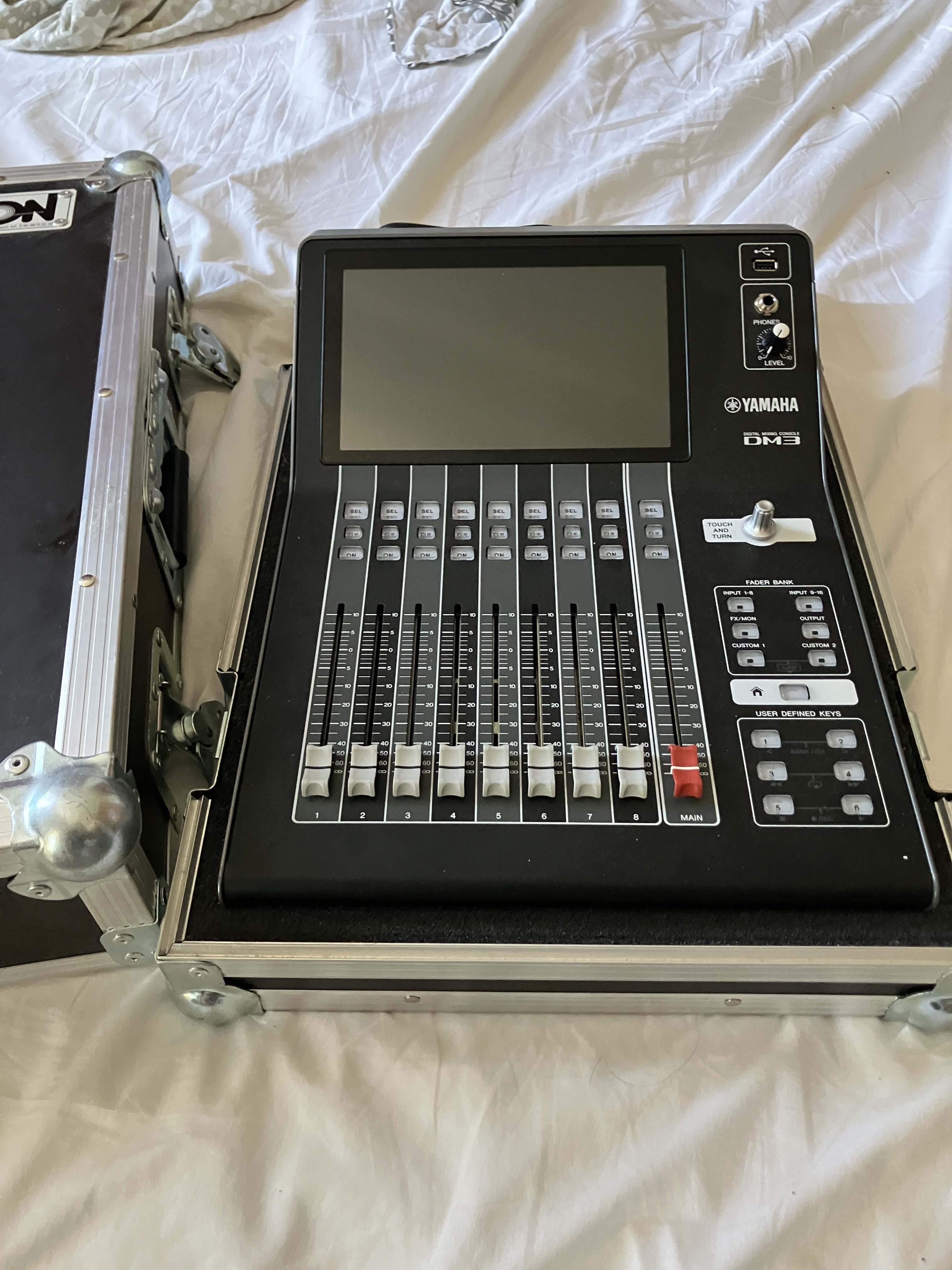 Vends Yamaha DM3 + Case de transport sur mesure