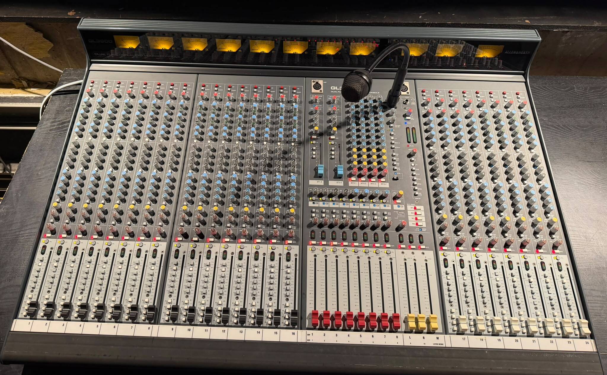 Vends console analogique Allen & Heath GL3800 - 824B