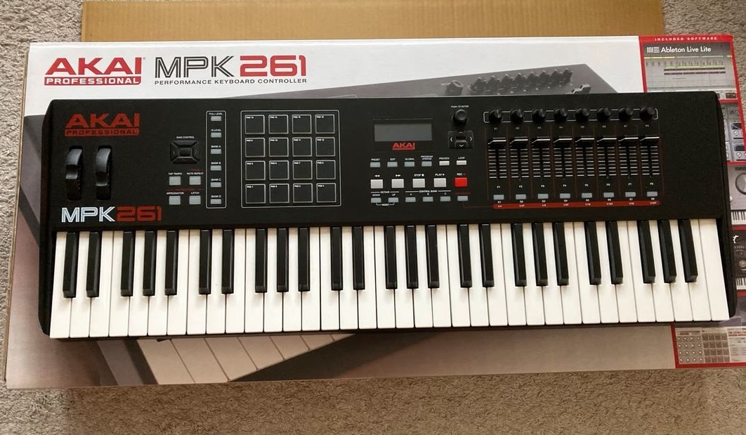 Vends clavier midi AKAI MPK261 dans sa boîte,