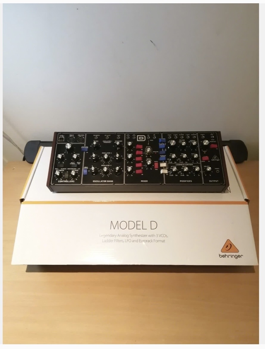 Vente/Echange Behringer Model D 