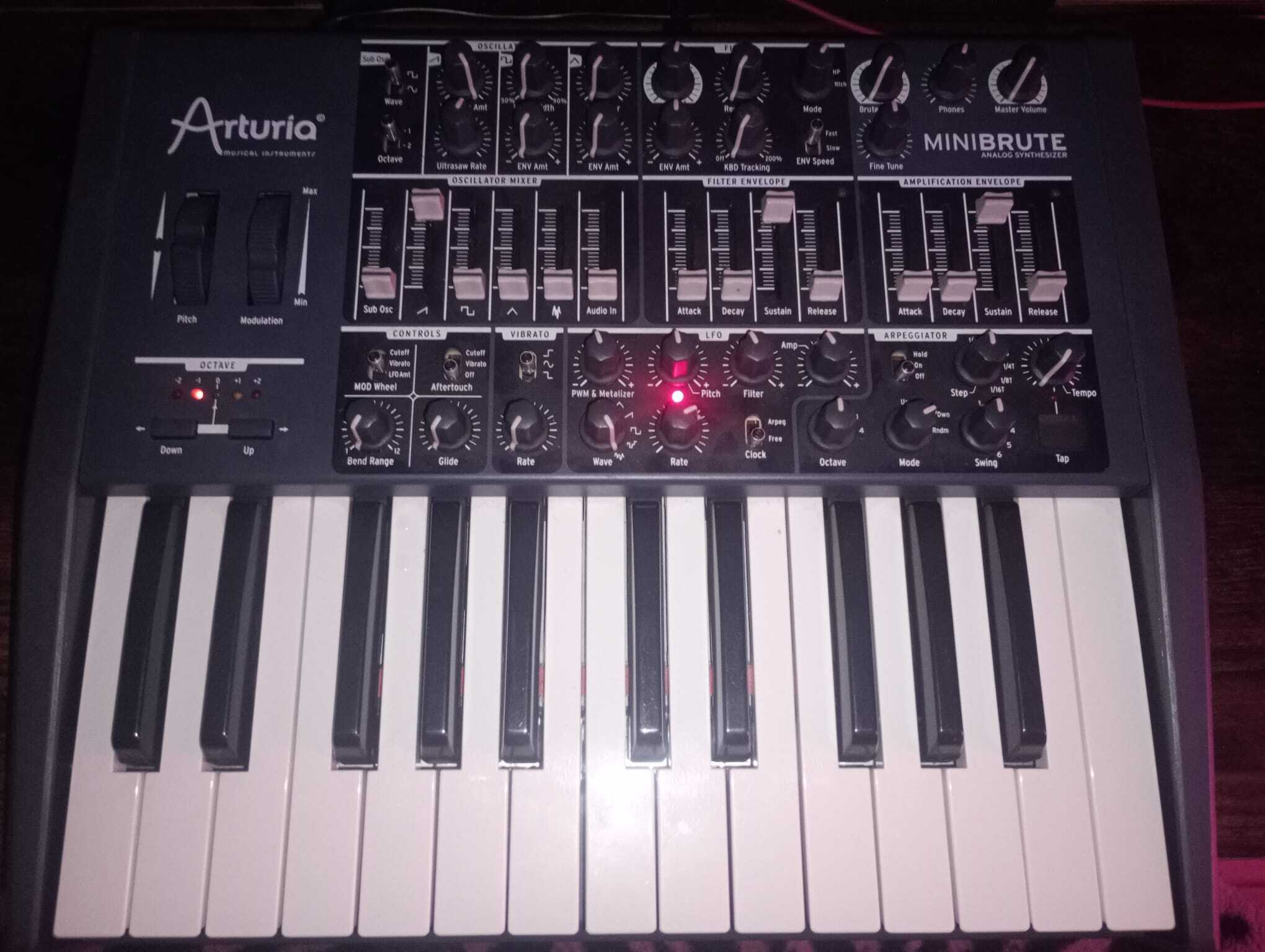 ? Arturia MiniBrute - Synthétiseur Analogique 25 Touches - Très Bon État