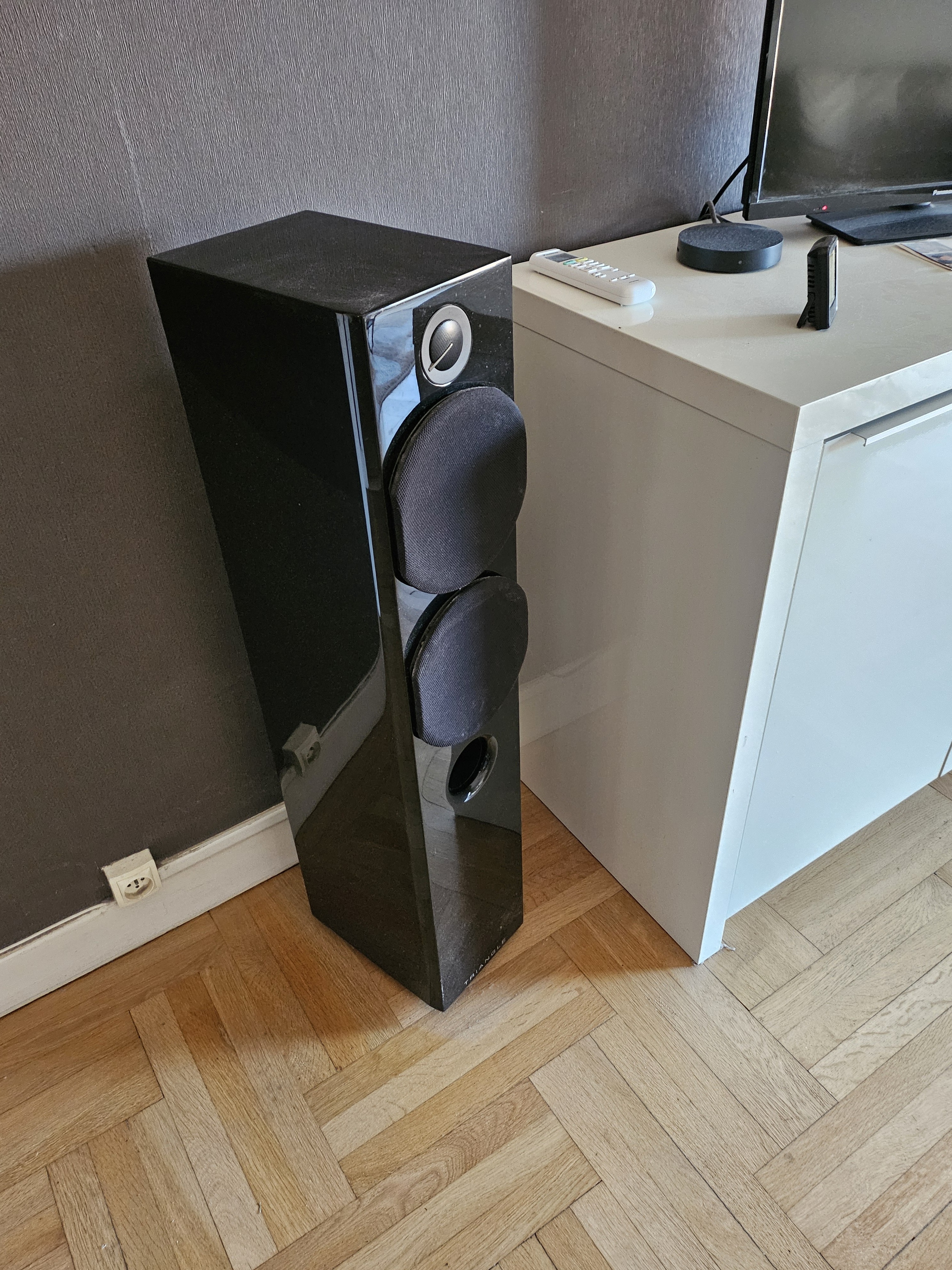 vends une paire enceinte colonne triangle color
