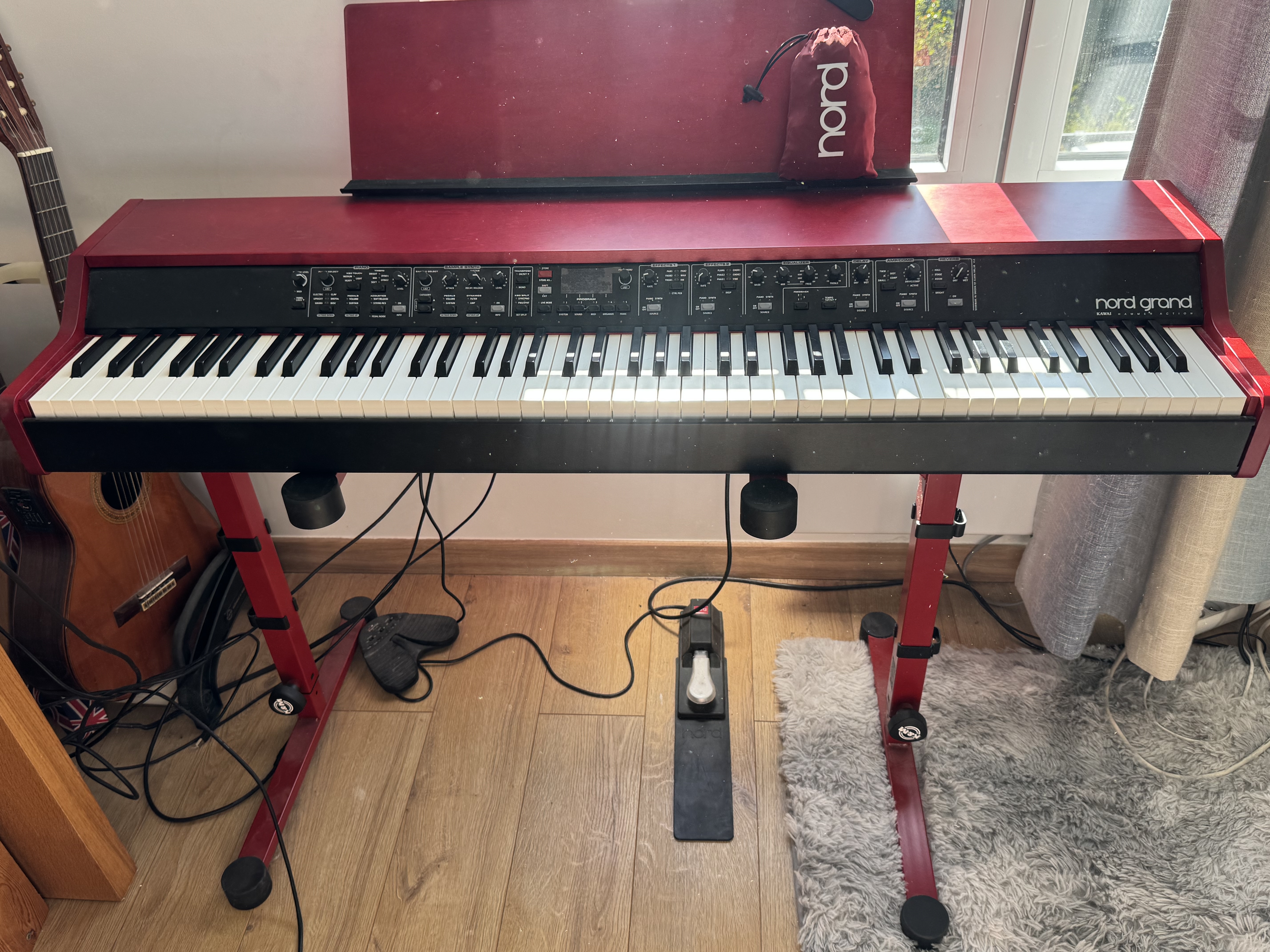 Nord Grand – Piano de scène 88 touches + support Nord + pupitre + pédale + housse