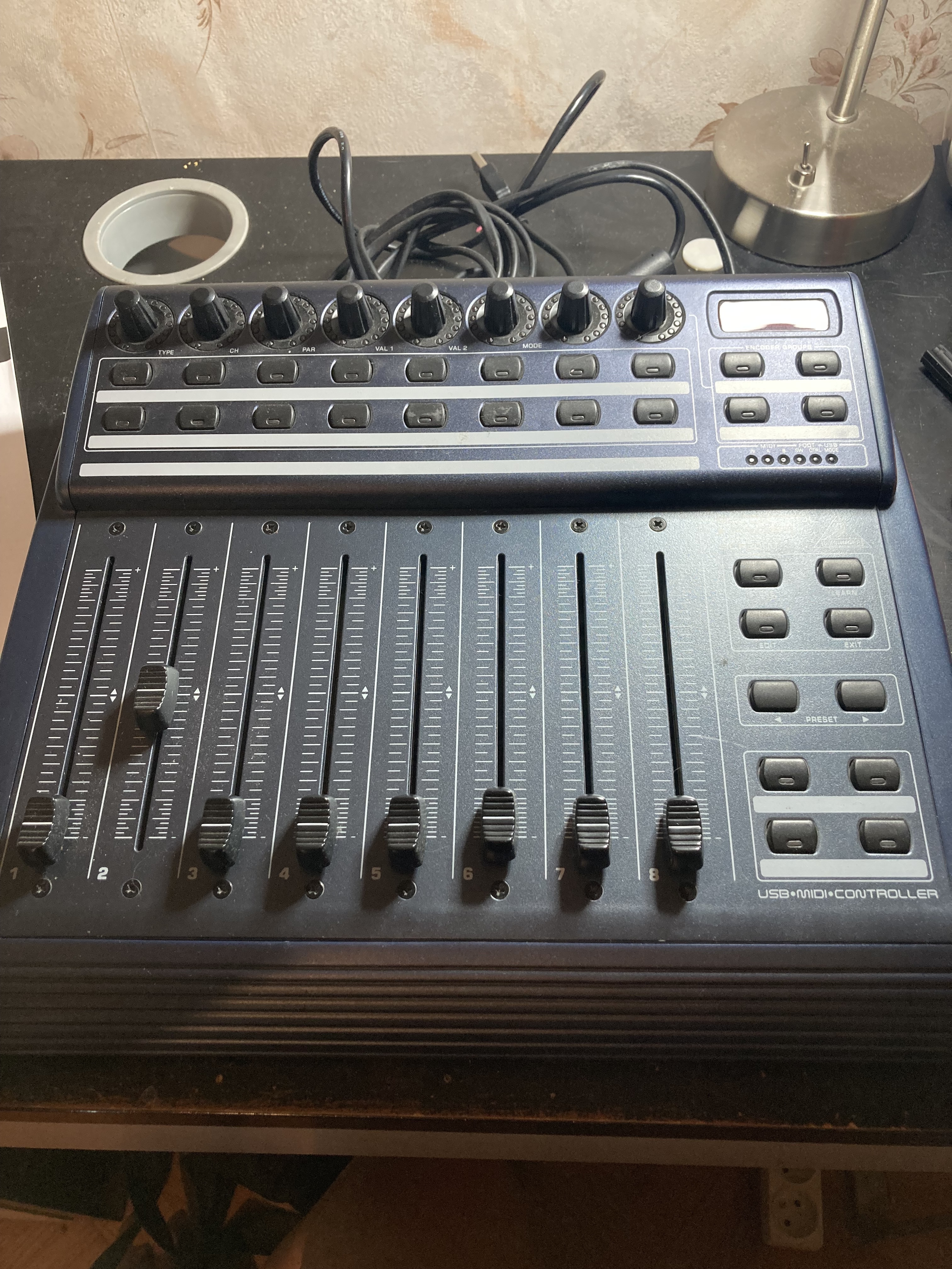 Vends contrôleur usb midi de la marque behringer. FADER BCF 2000