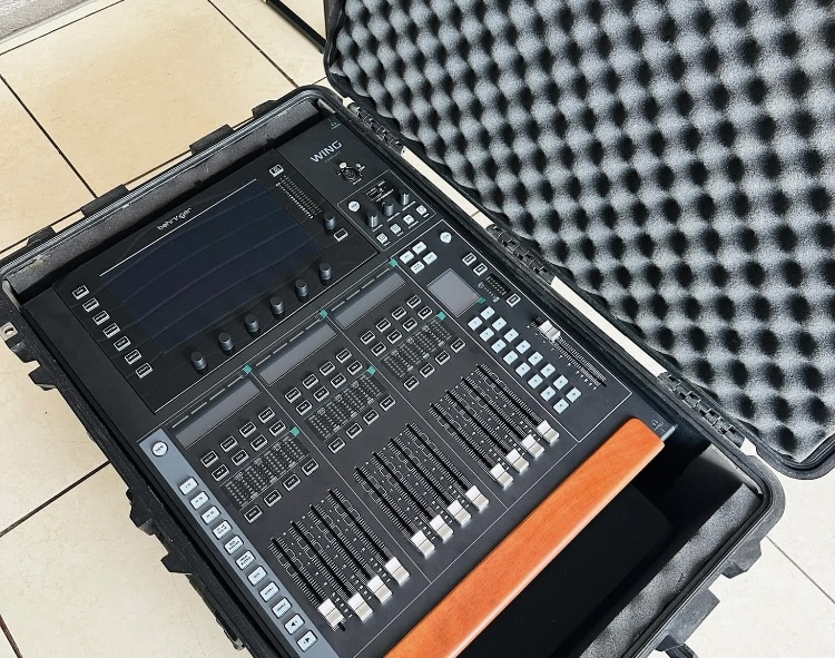 VENDS BERHINGER WING COMPACT + SKB WING Compact 3i2620-13BWC