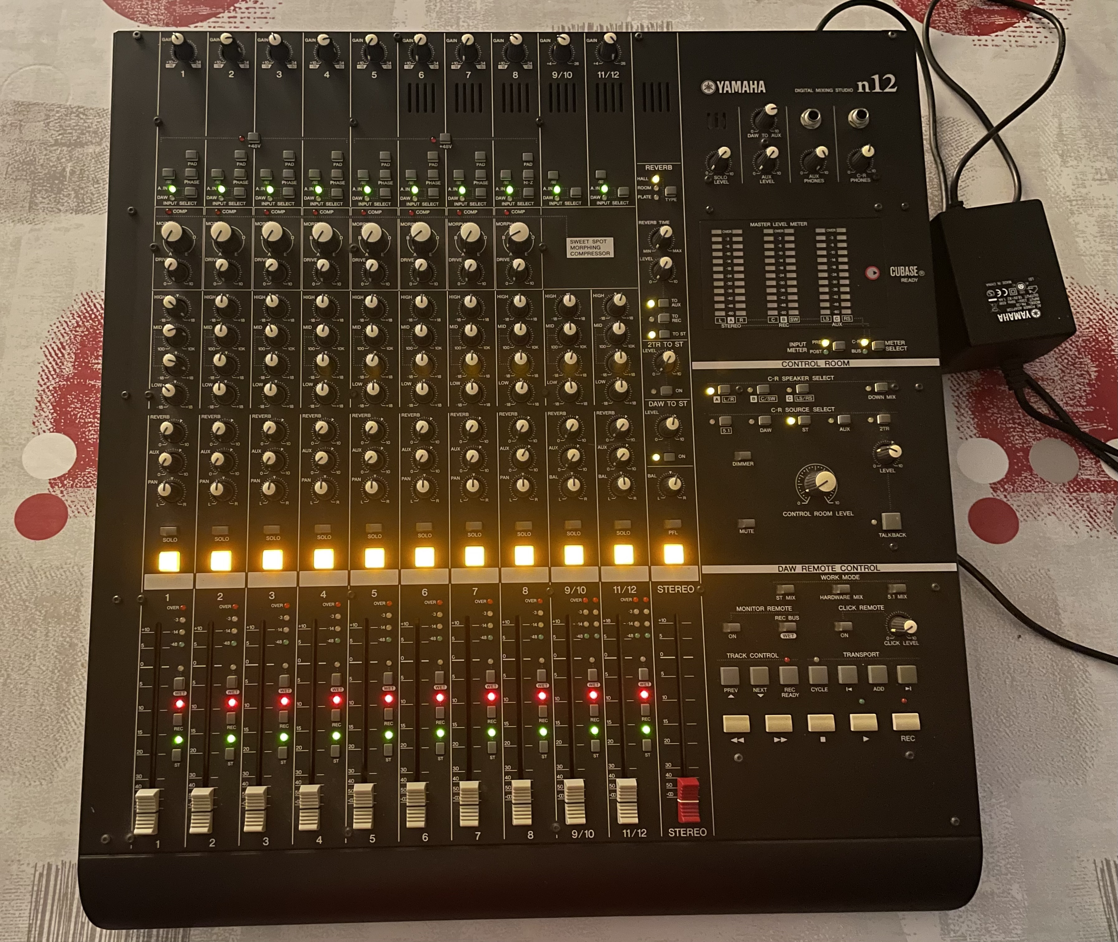 Yamaha n12 – Table de mixage numérique / interface audio FireWire