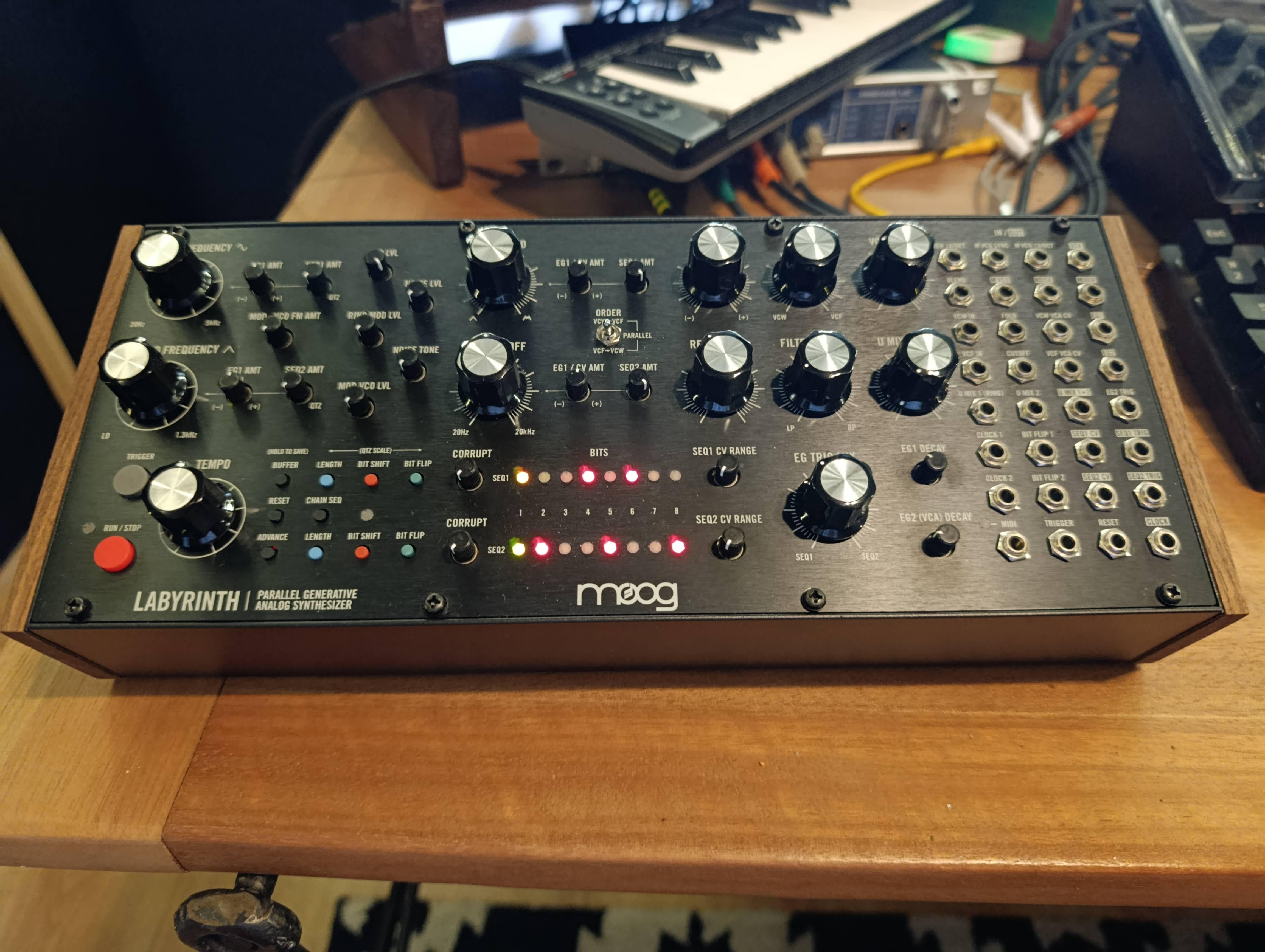 MOOG LABYRINTH avec DECKSAVER et Cable midi TypeA
