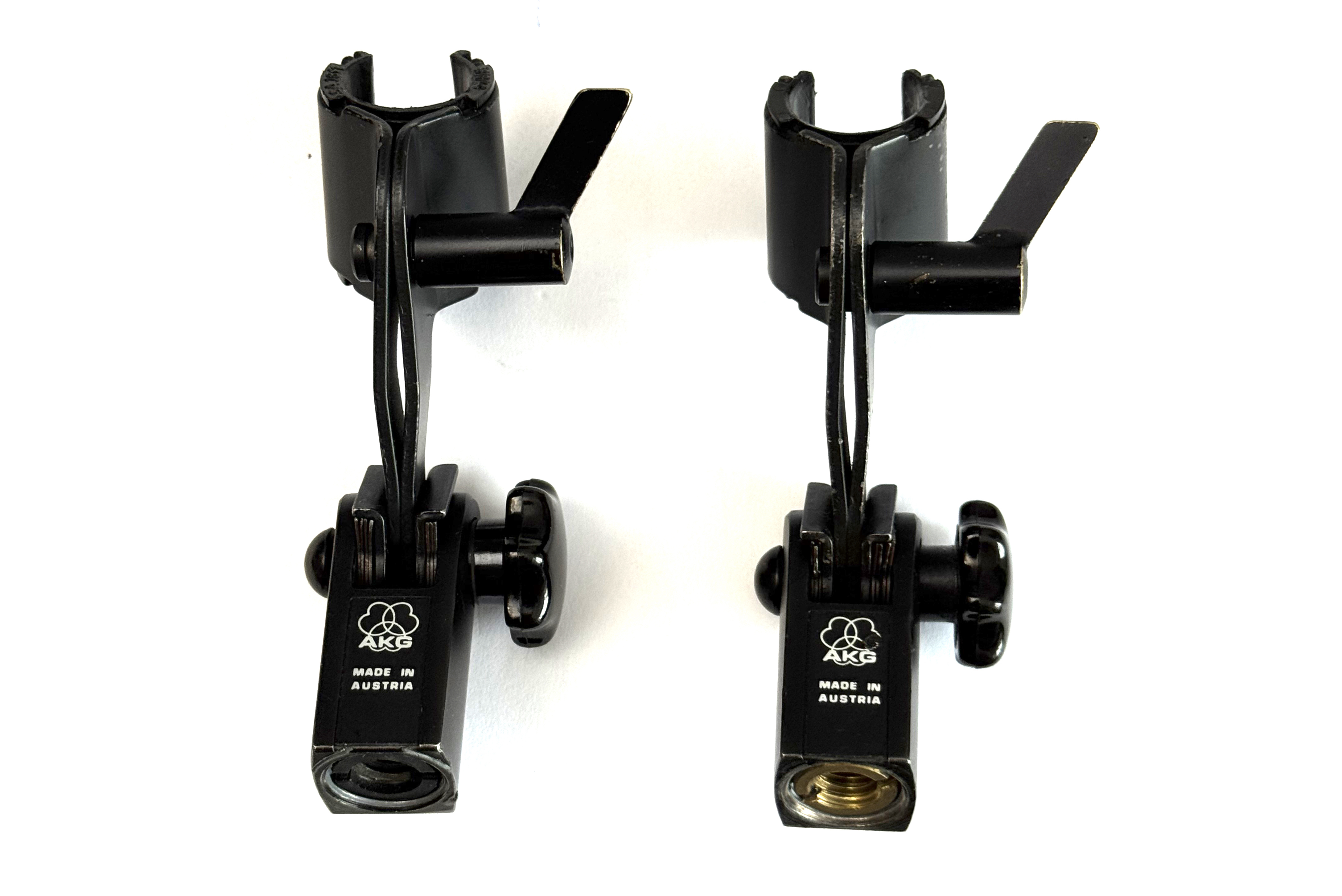 Une paire de pinces AKG S18/1B pour C 451E/EB, C452, C391 