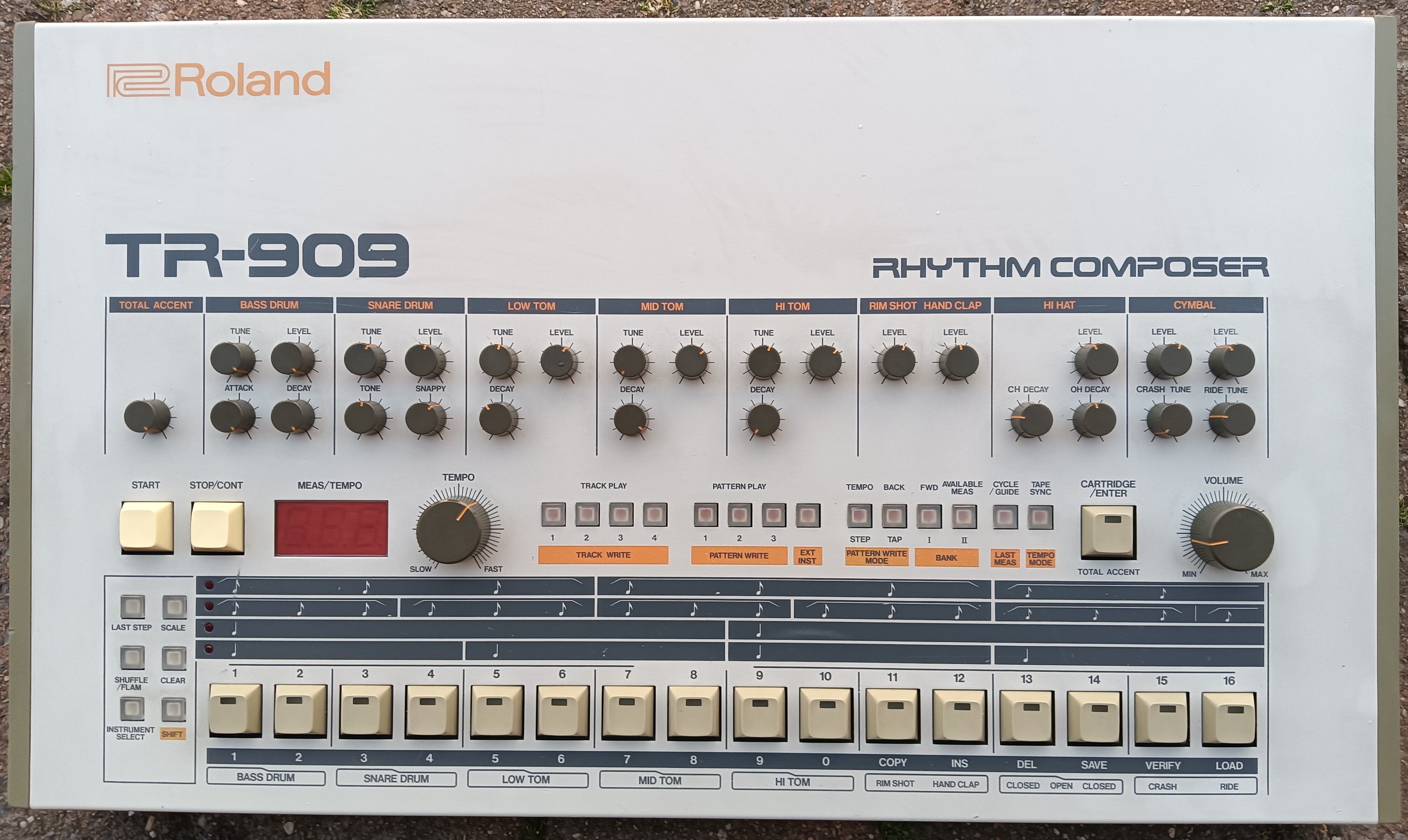 Roland TR-909 La légendaire boîte à rythmes. A vendre/échange possible.