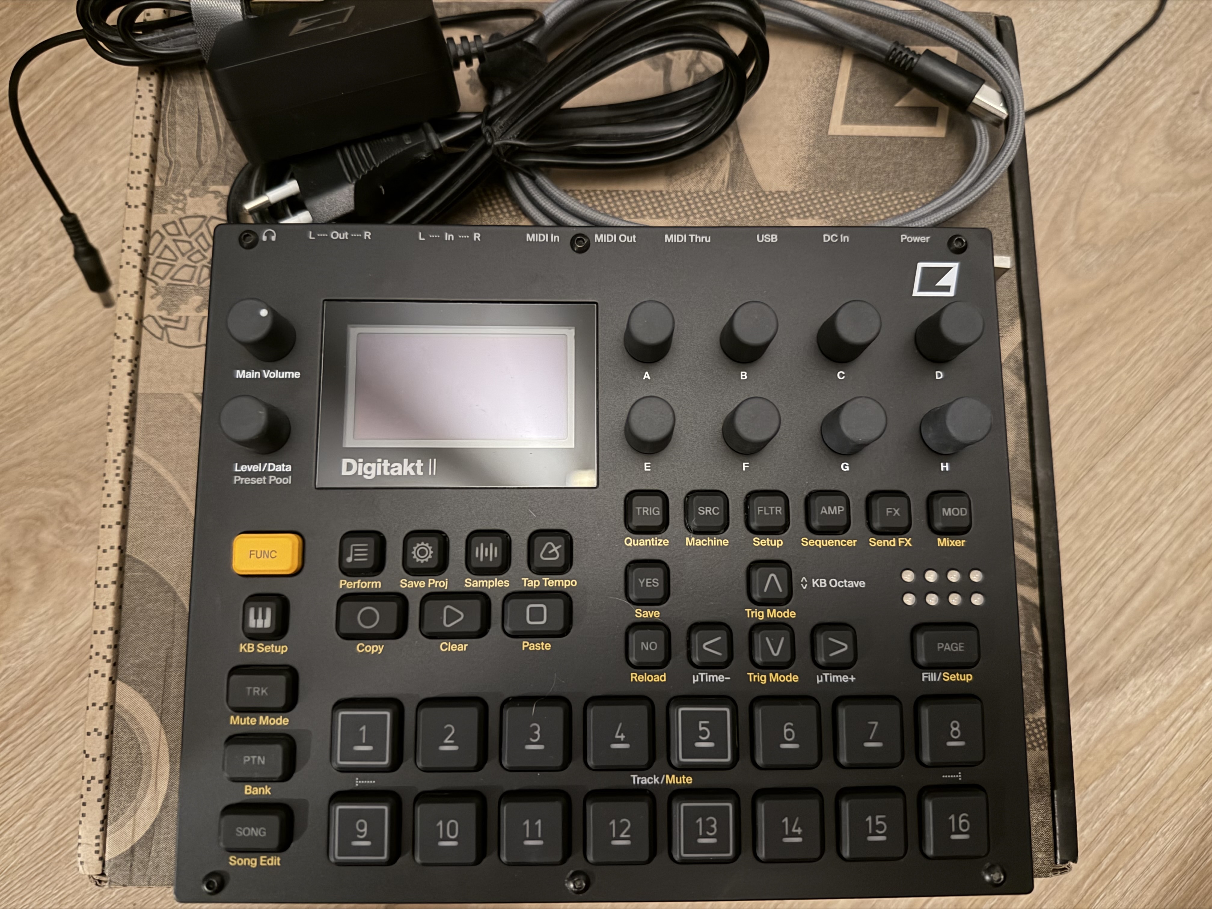 Vends Digitakt 2 très bon état complet