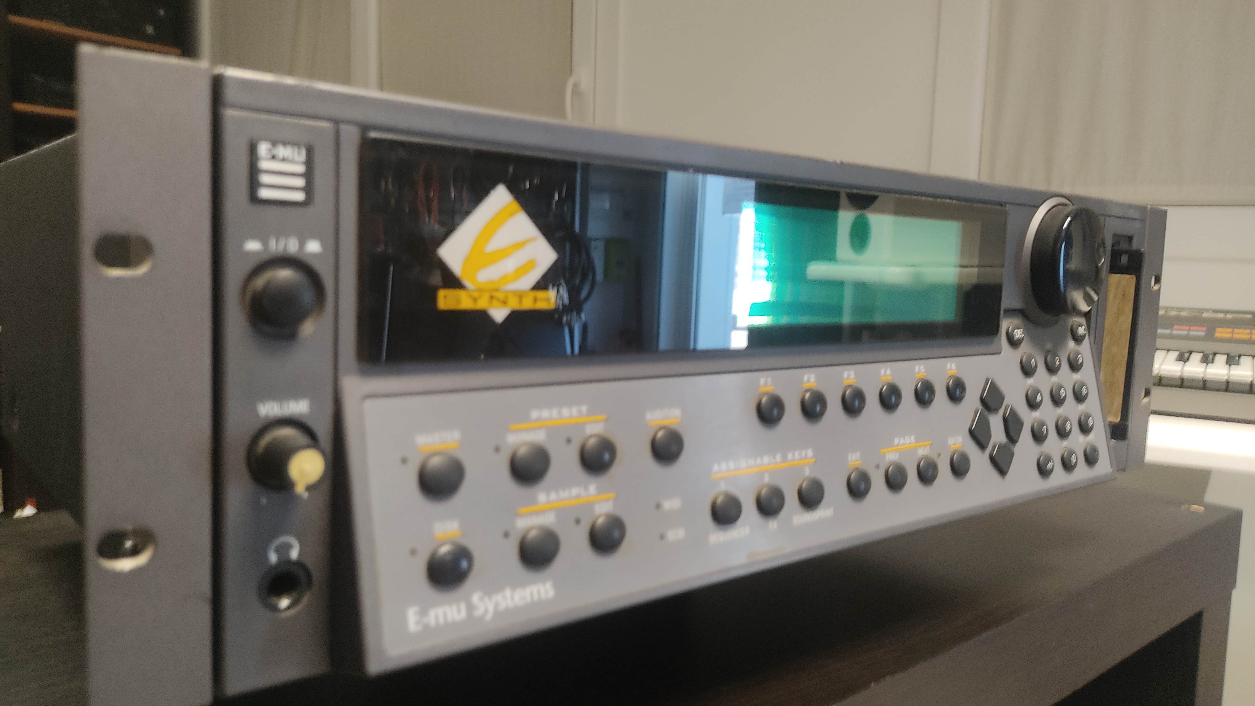 Vends E-MU E-Synth Rack en très bon ètat.