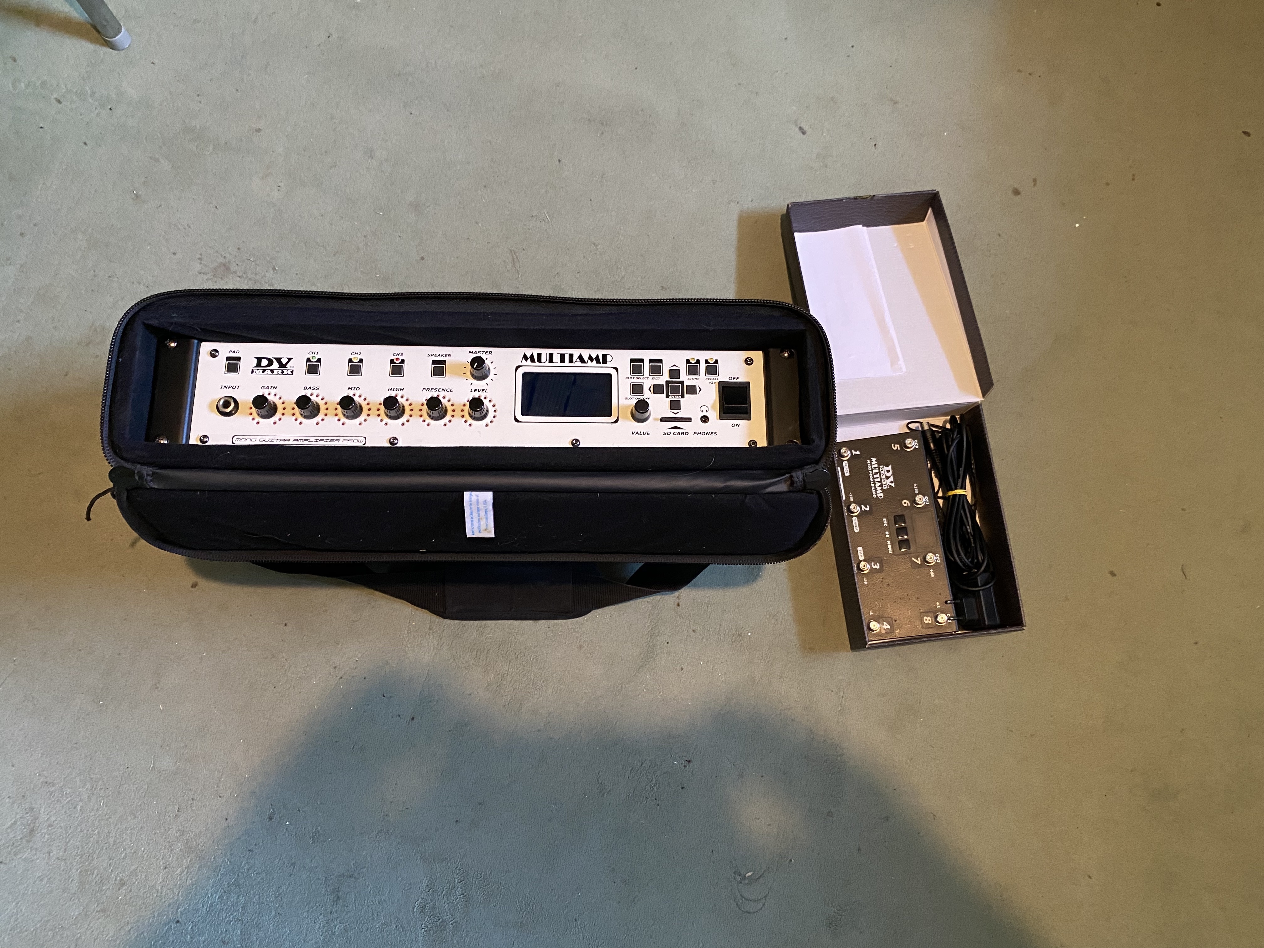Vends/échange DV Mark Multiamp + DV Mark Multiamp midi Pedalboard