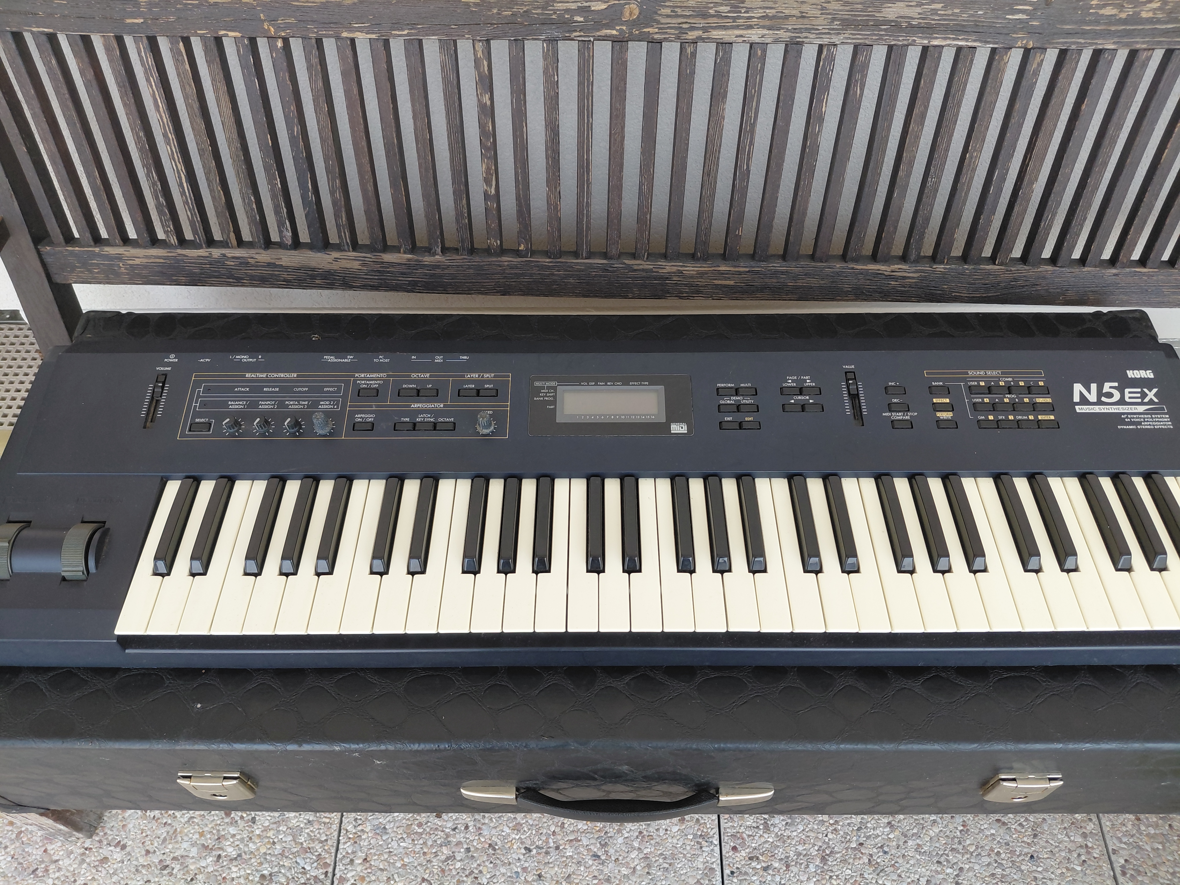 Vends synthé Korg N5EX + Flight Case 
