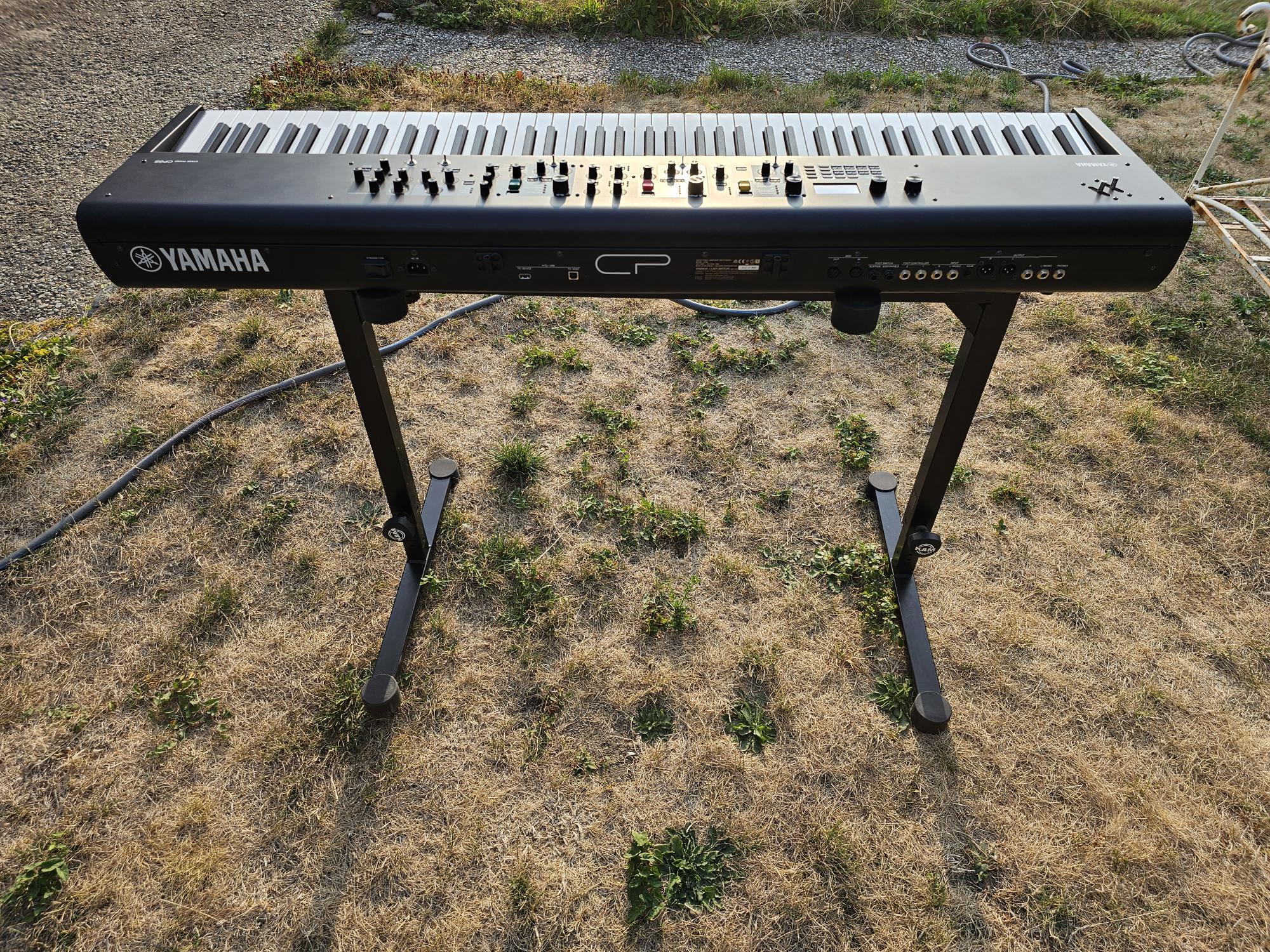  pack : CP 88 très très bon état + House officielle Yamaha + K&M 18810 Omega Black support clavier