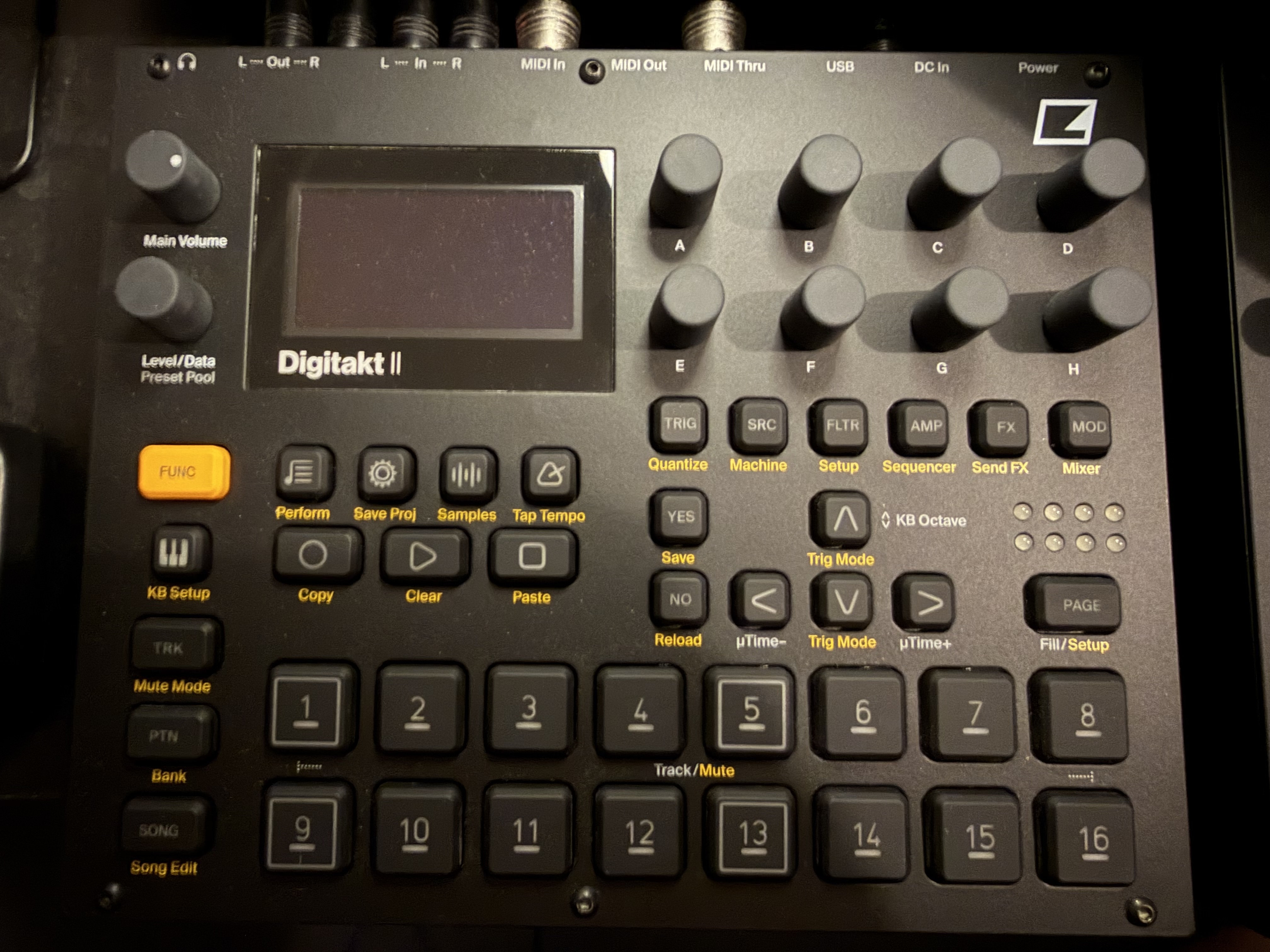 Vends Digitakt 2 très bon état complet (frais de port compris)