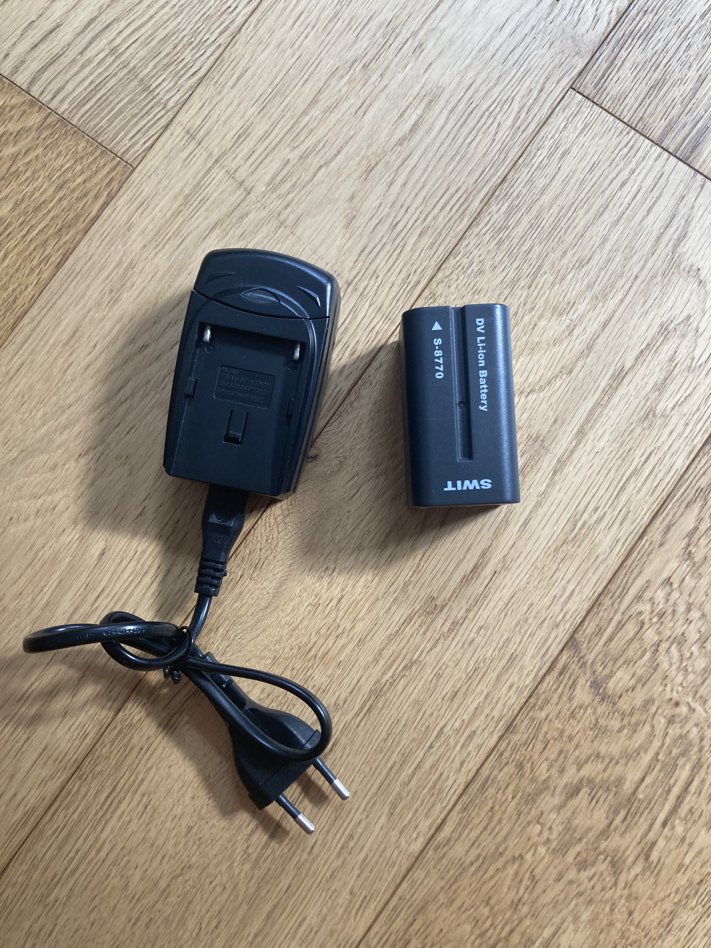 Chargeur de batterie JUPIO + Batterie SWIT