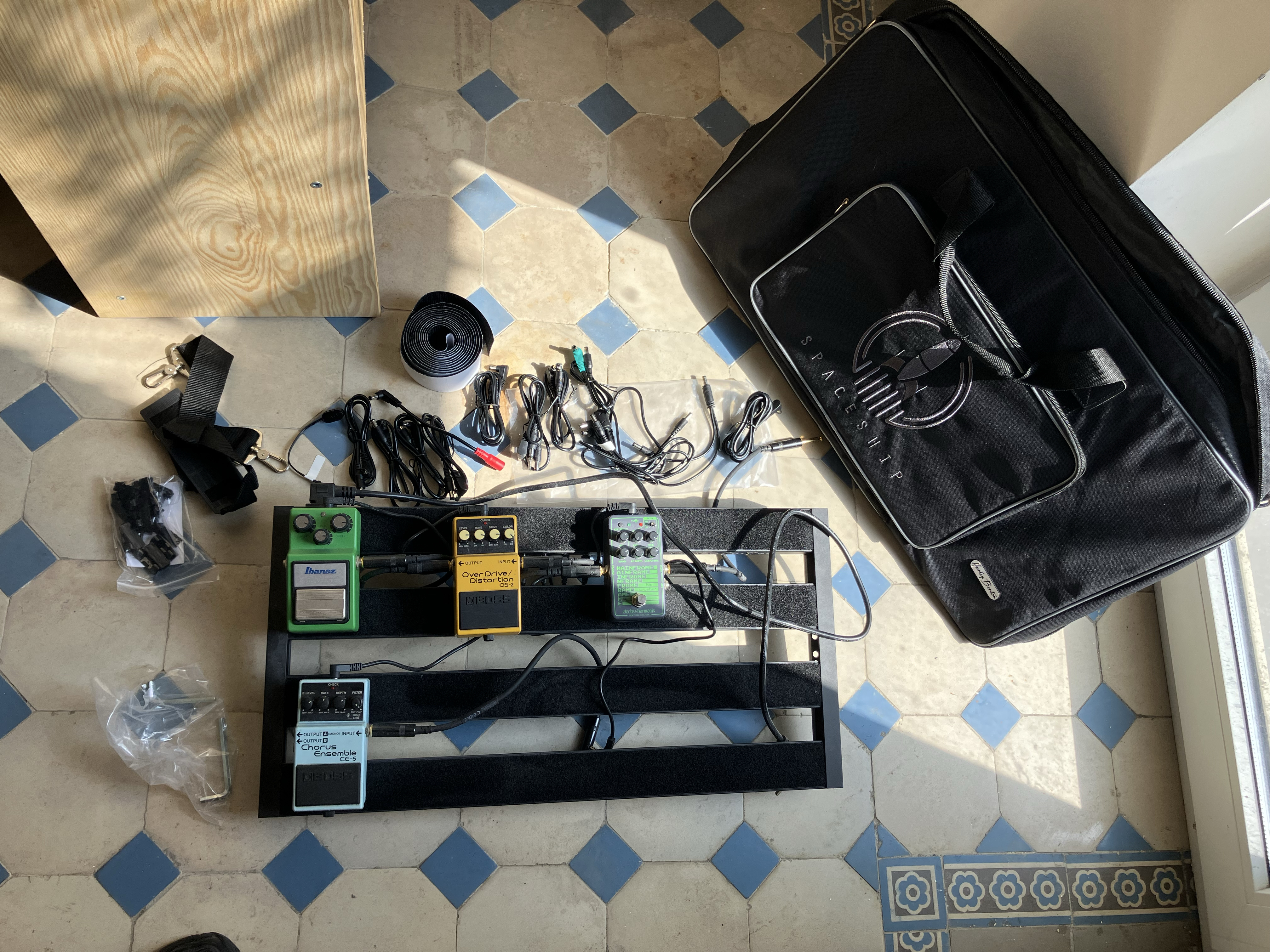 Pedal board et pédales BOSS, Ibanez, Electro Harmonix
