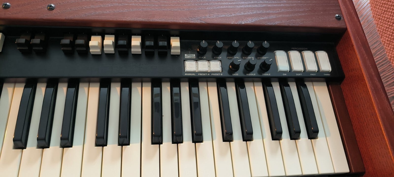 Vends crumar mojo classic avec pédale crumar exp10 neuve et sac transport crumar approprié.