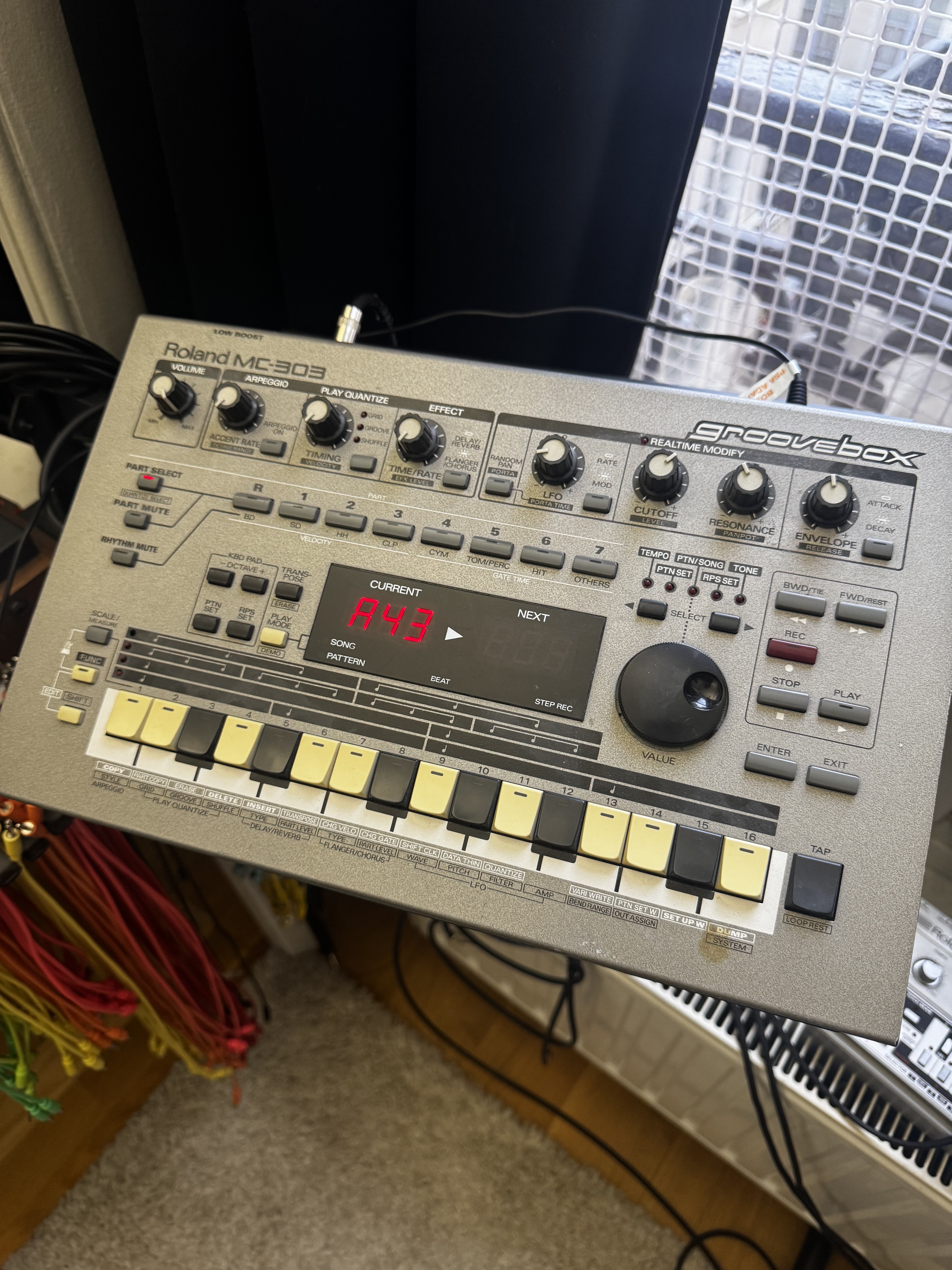 Vends MC303 (sans alim)