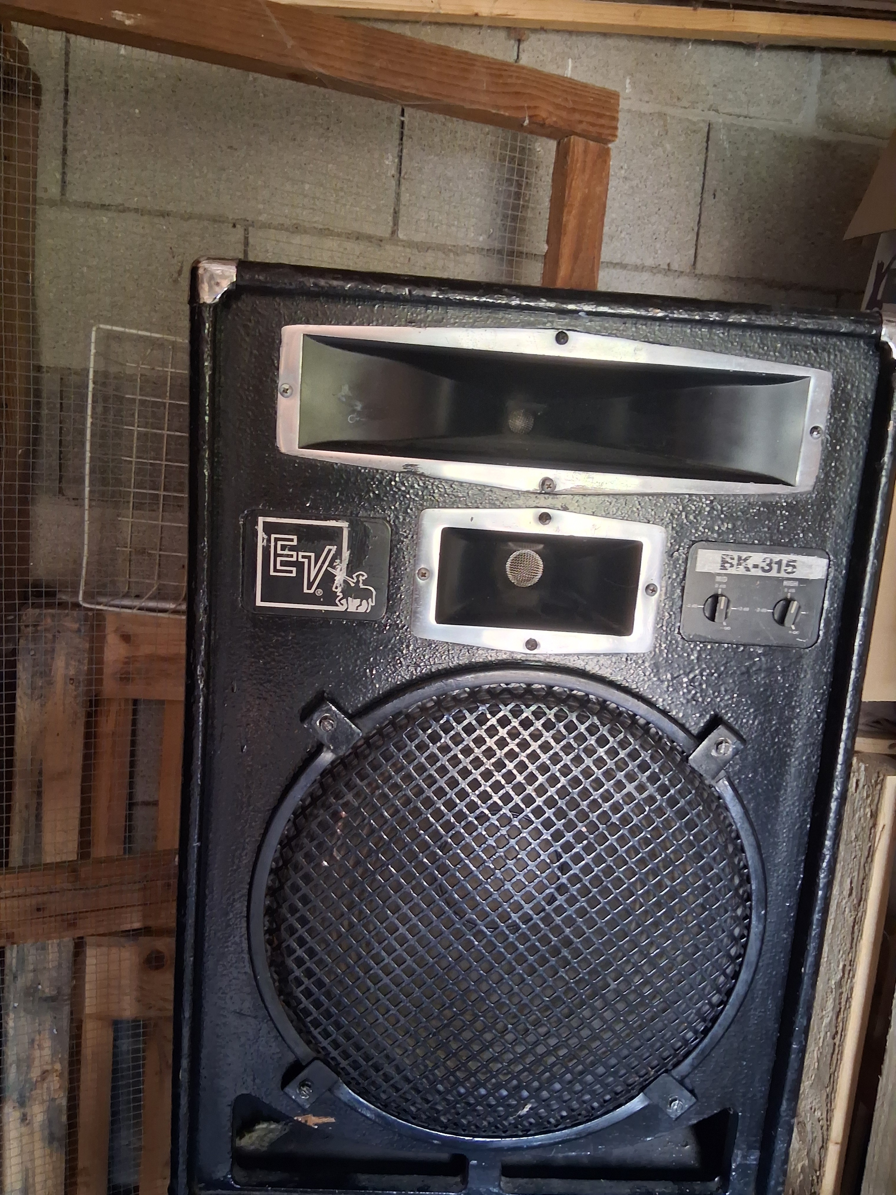 Vd 2 enceintes de sonorisation vintage
