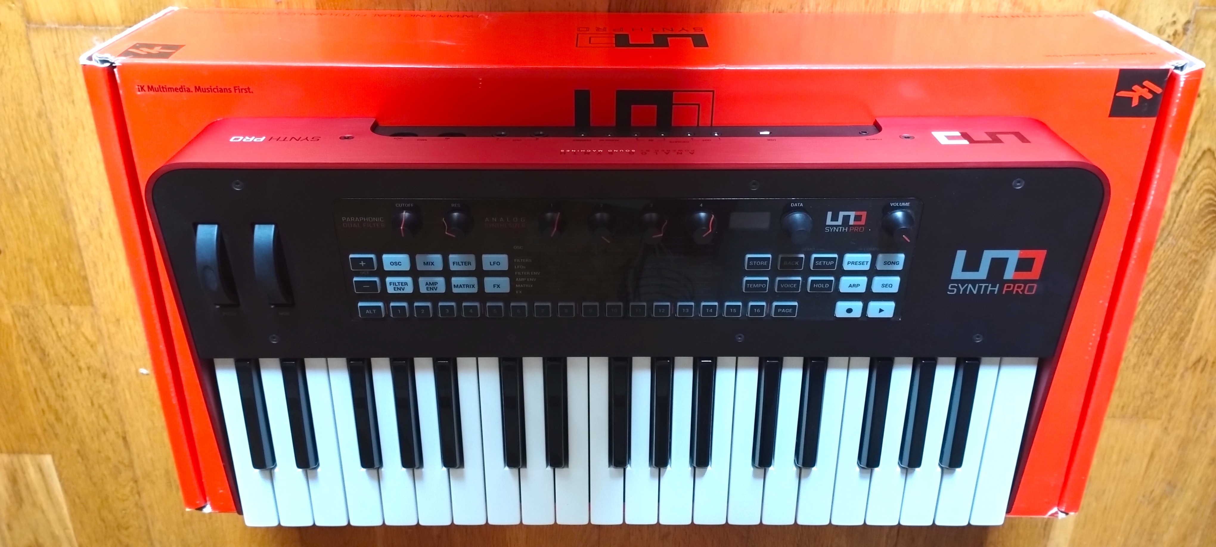 IK Multimedia Uno Synth Pro (34349)