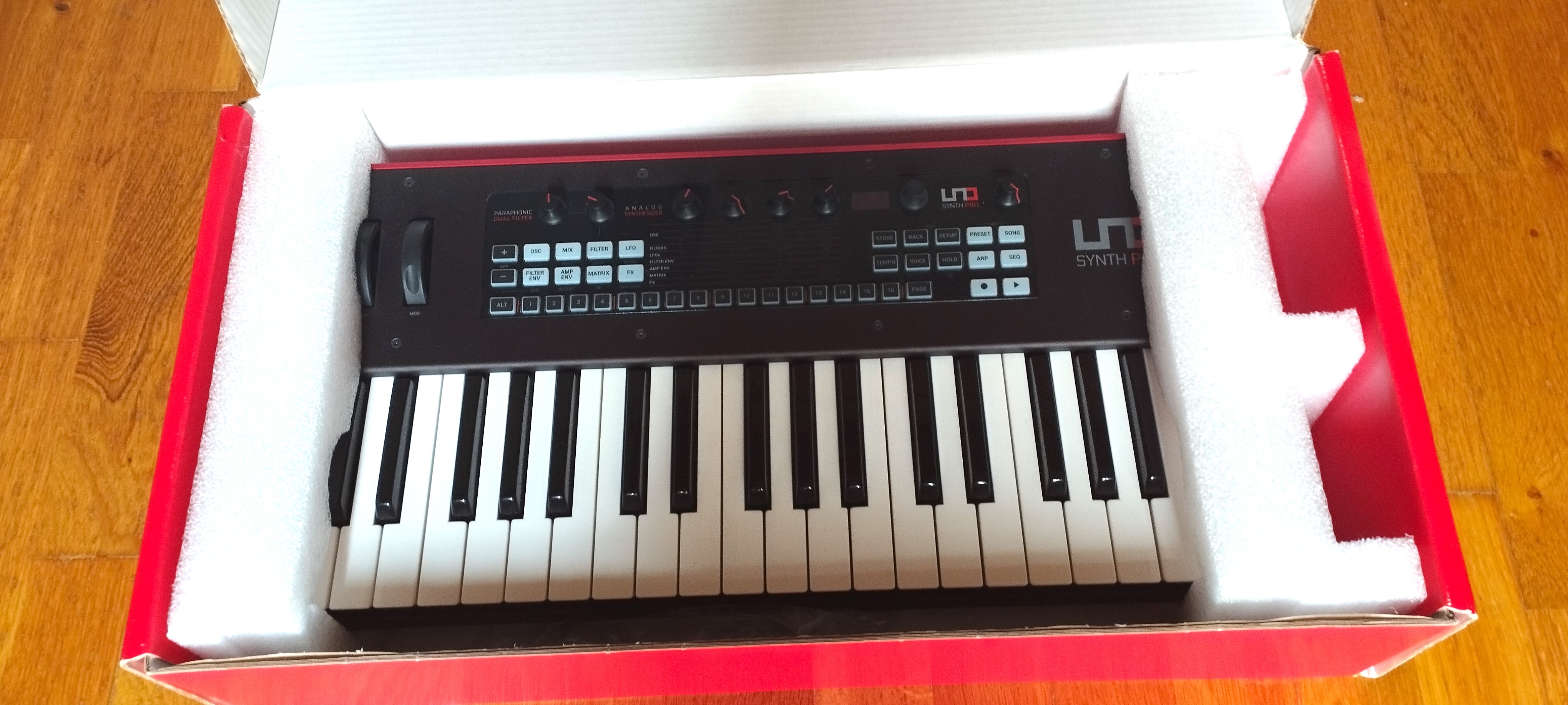 IK Multimedia Uno Synth Pro (12864)