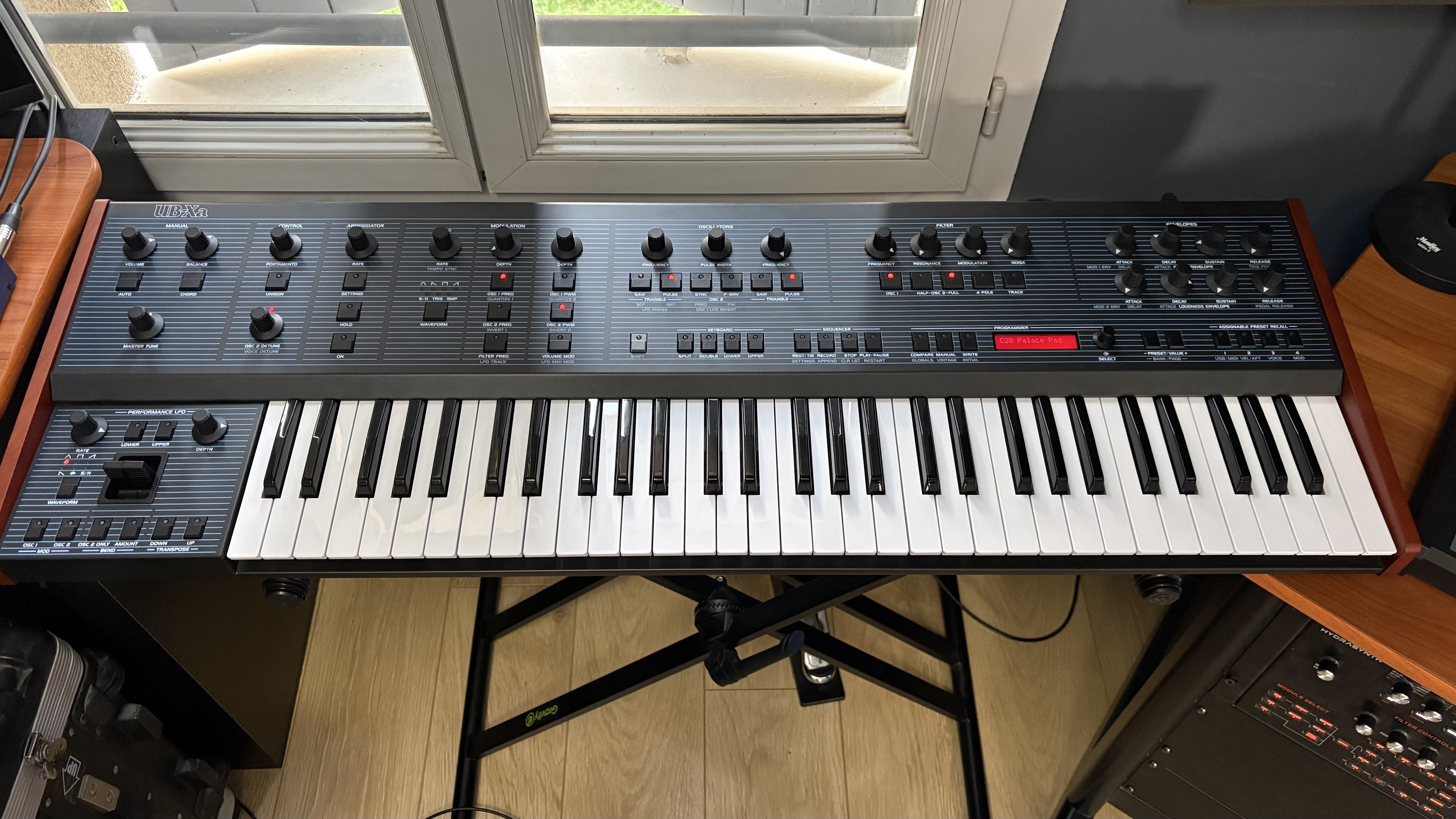 Vends Behringer UB-Xa comme neuf, première main, sous garantie.