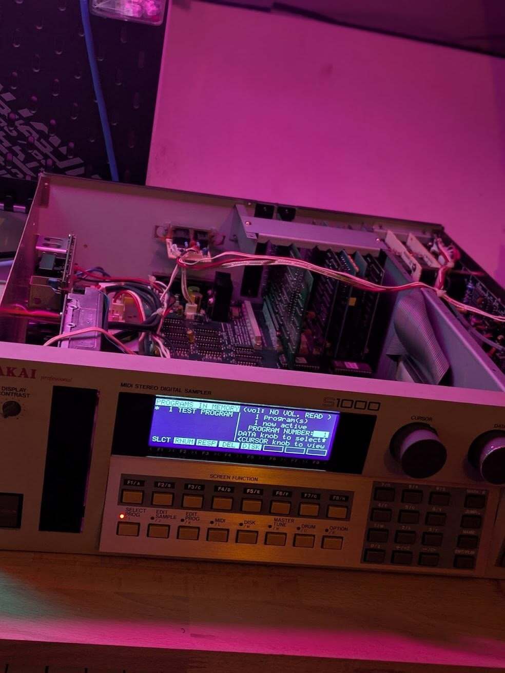 Akai S1000 (écran led, carte optique AES / EBU, 10mb Ram)