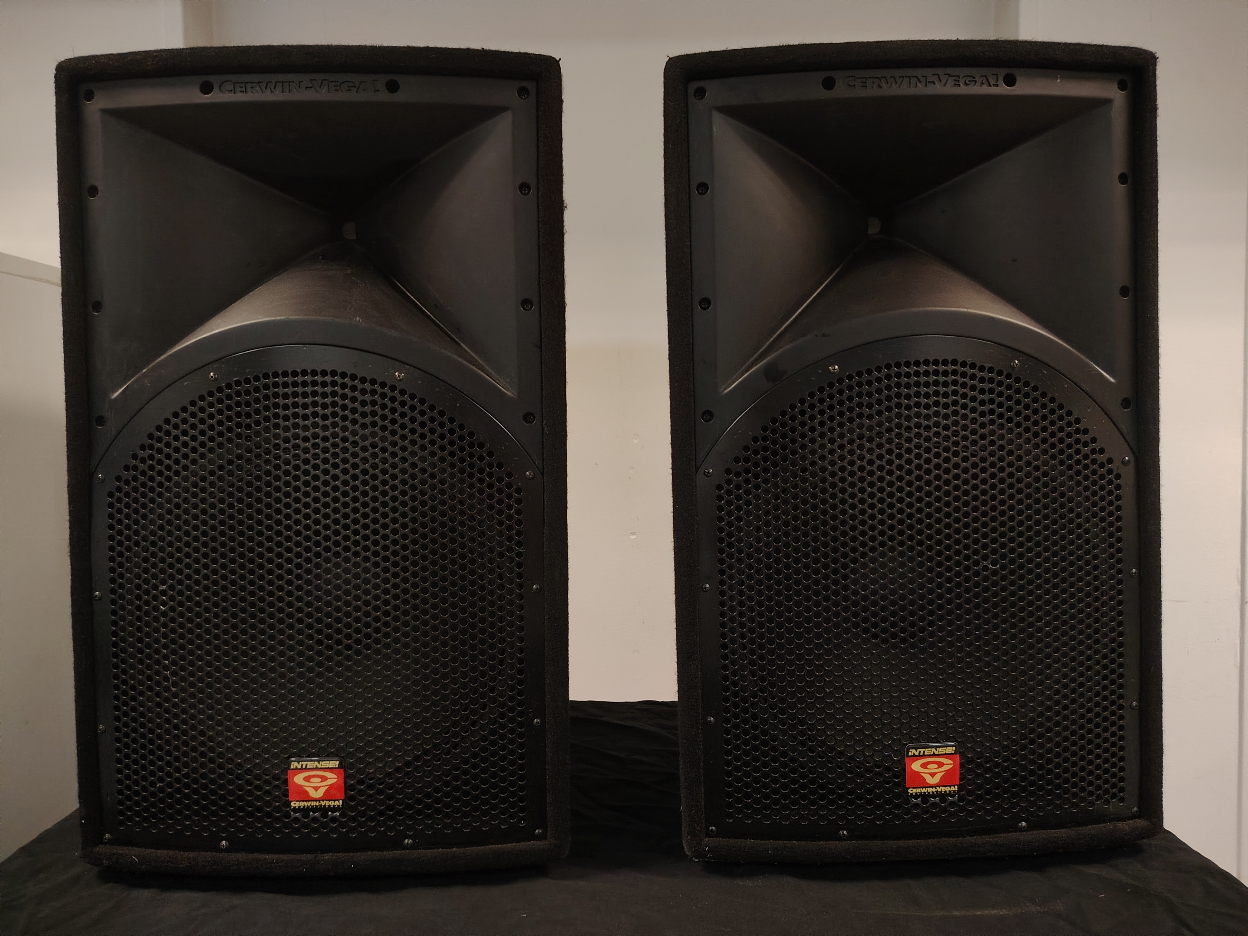 À VENDRE !!! Cerwin-Vega INT-152 V2 – Paire d’enceintes passives – Série "Intense"
