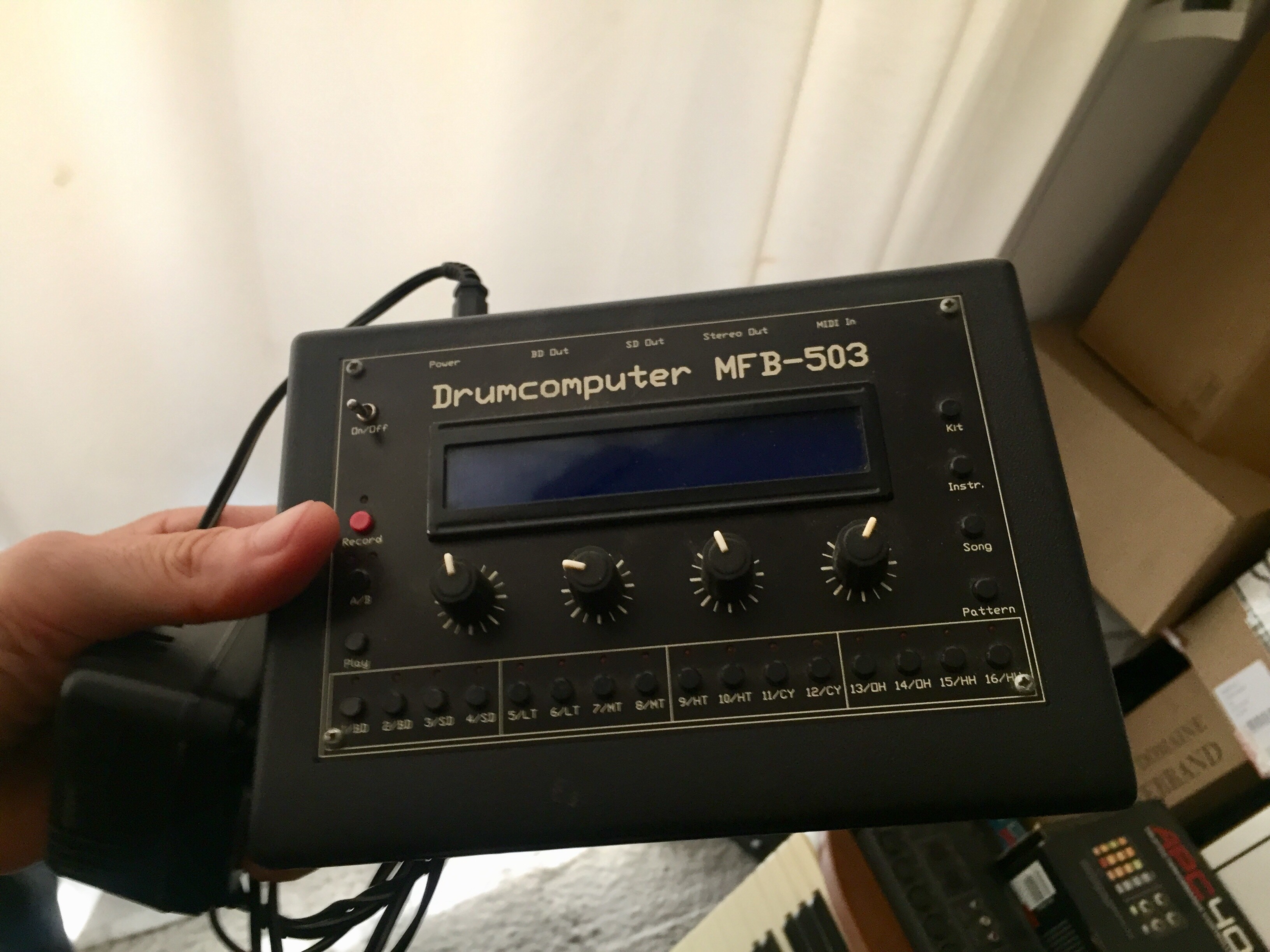 Vends boite à rythme MFB 503 analogique