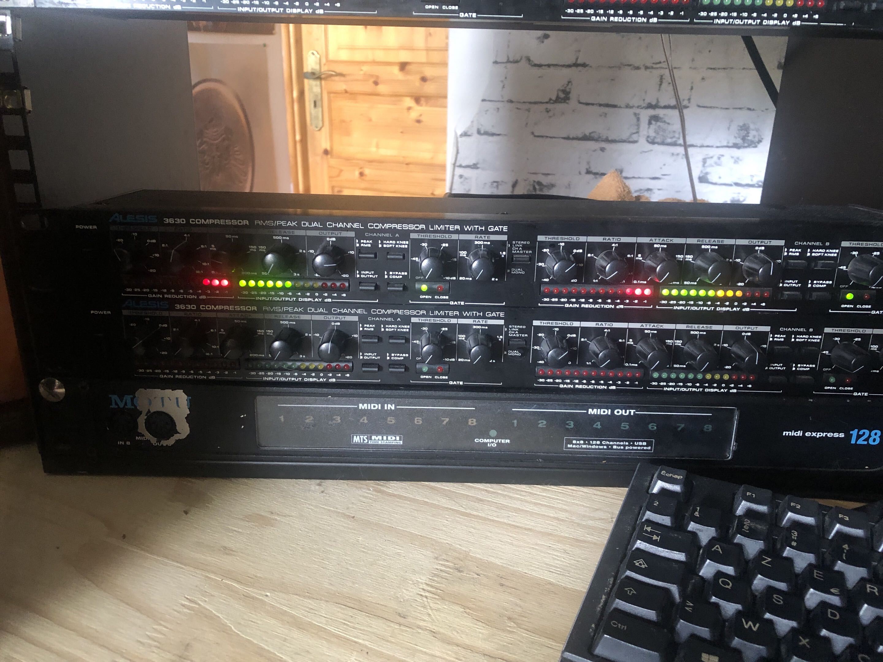 Alesis 3630 - très bon état