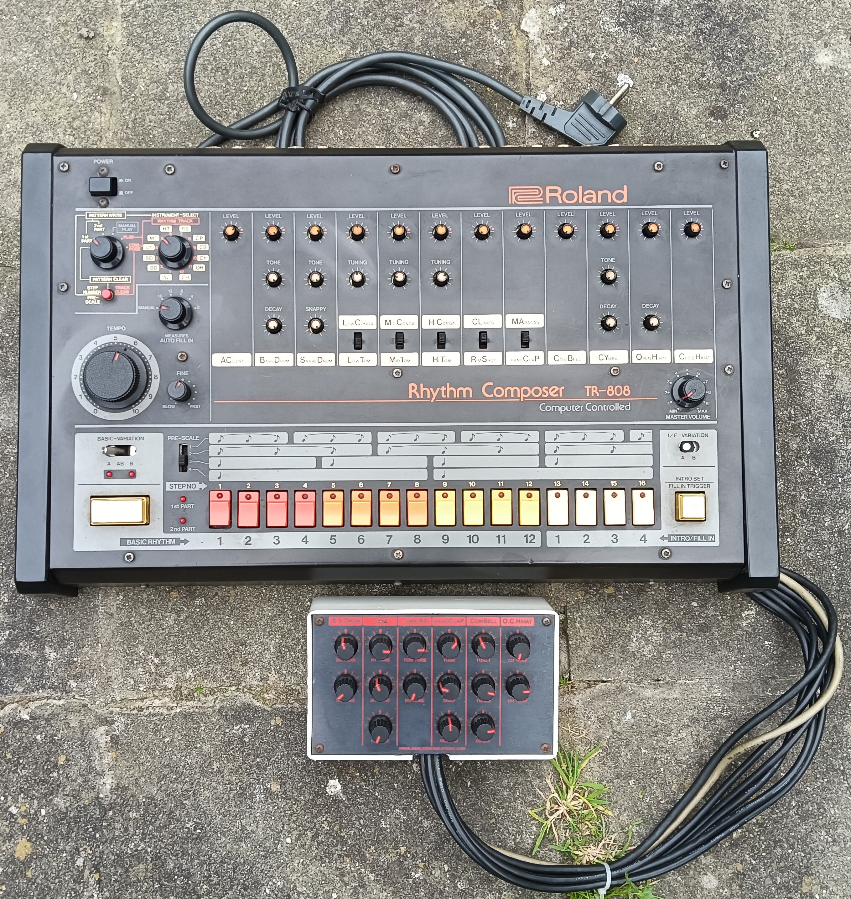 Roland TR-808 avec Kenton midi et Analogue Solutions Tonal Mod.