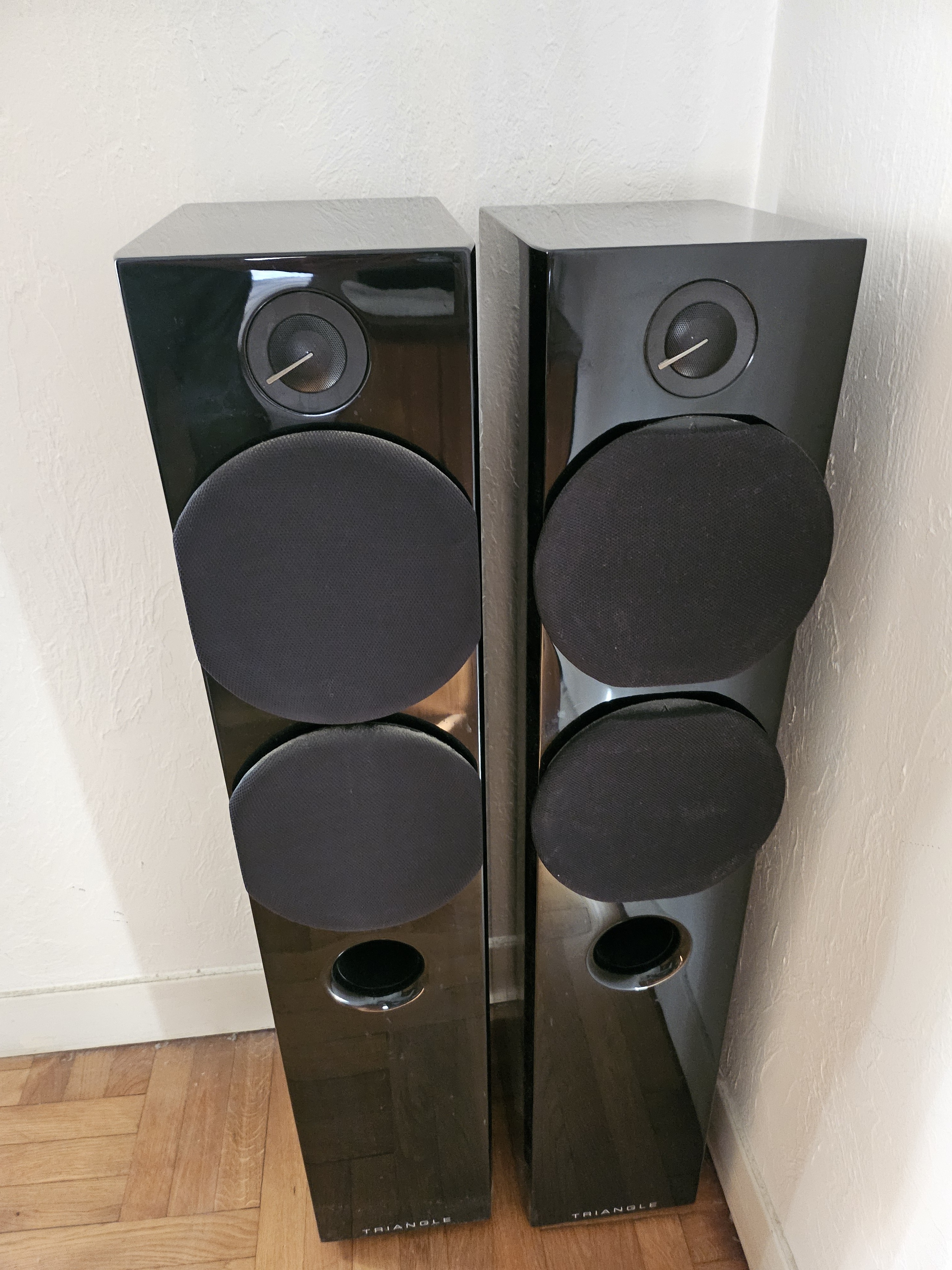 vends une paire enceinte colonne triangle color