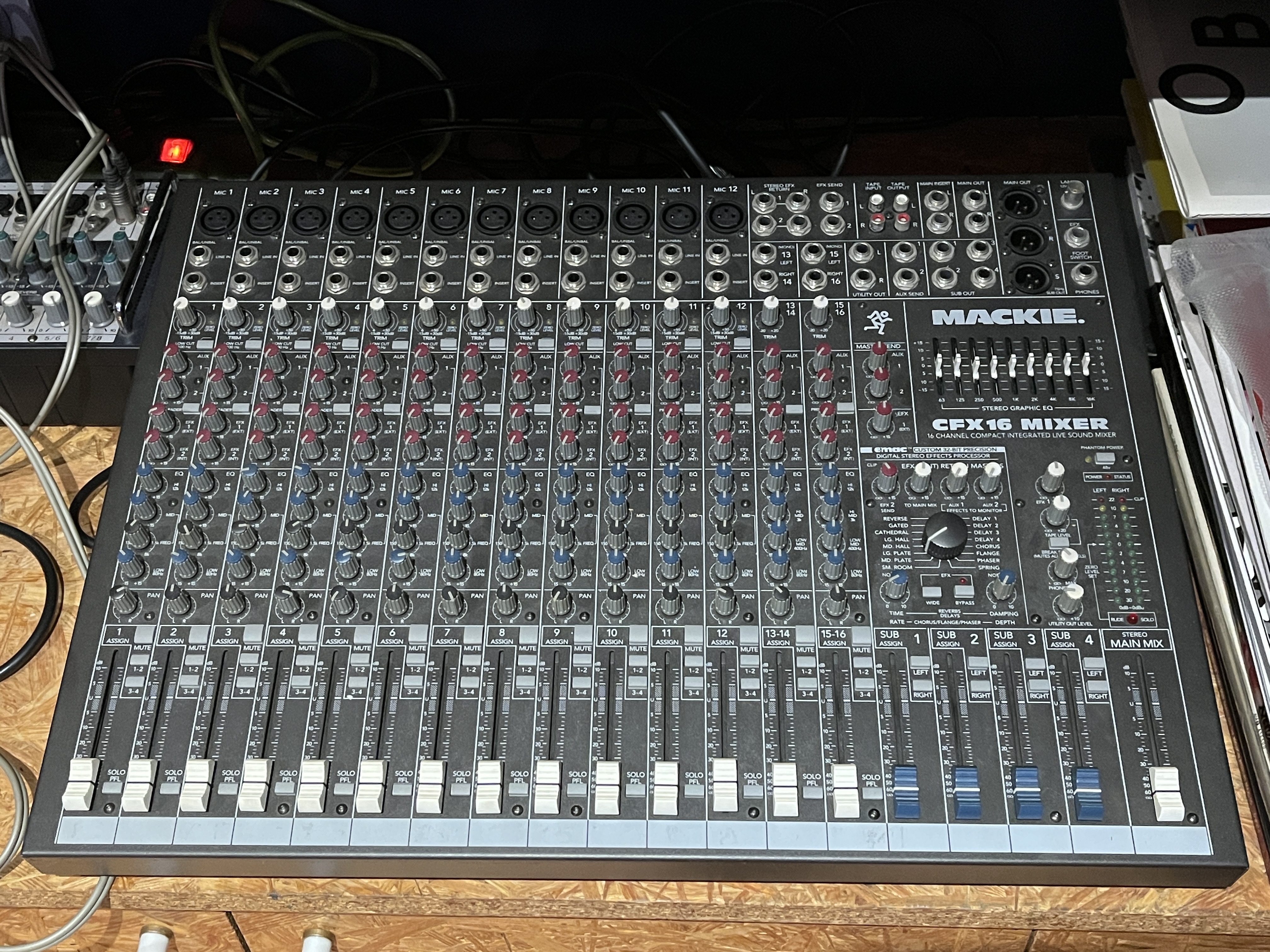 Vends table de mixage Mackie CFX16 parfait état