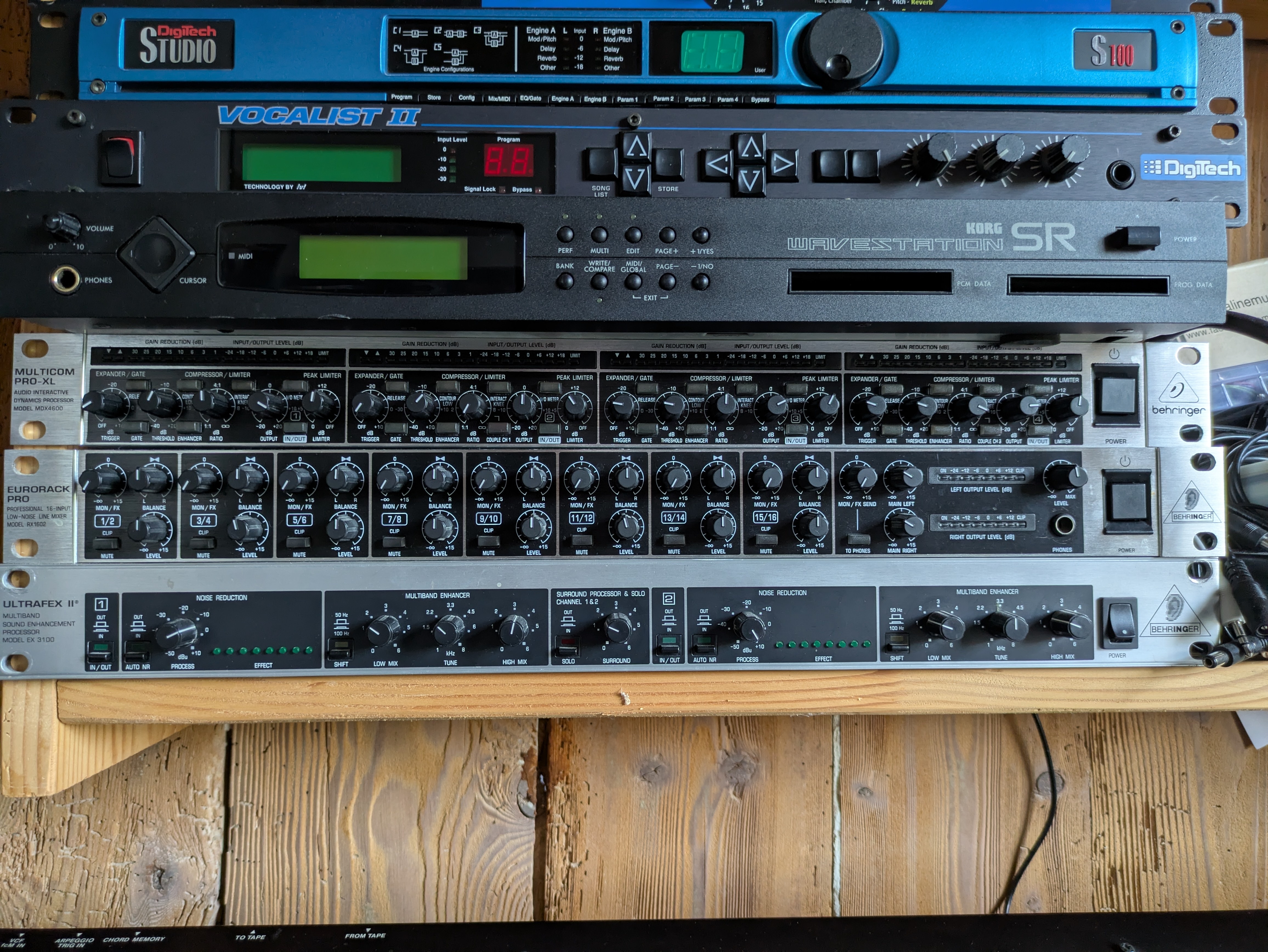 Behringer Pro XL MDX4600 Quadruple compresseur vendu avec sa boîte