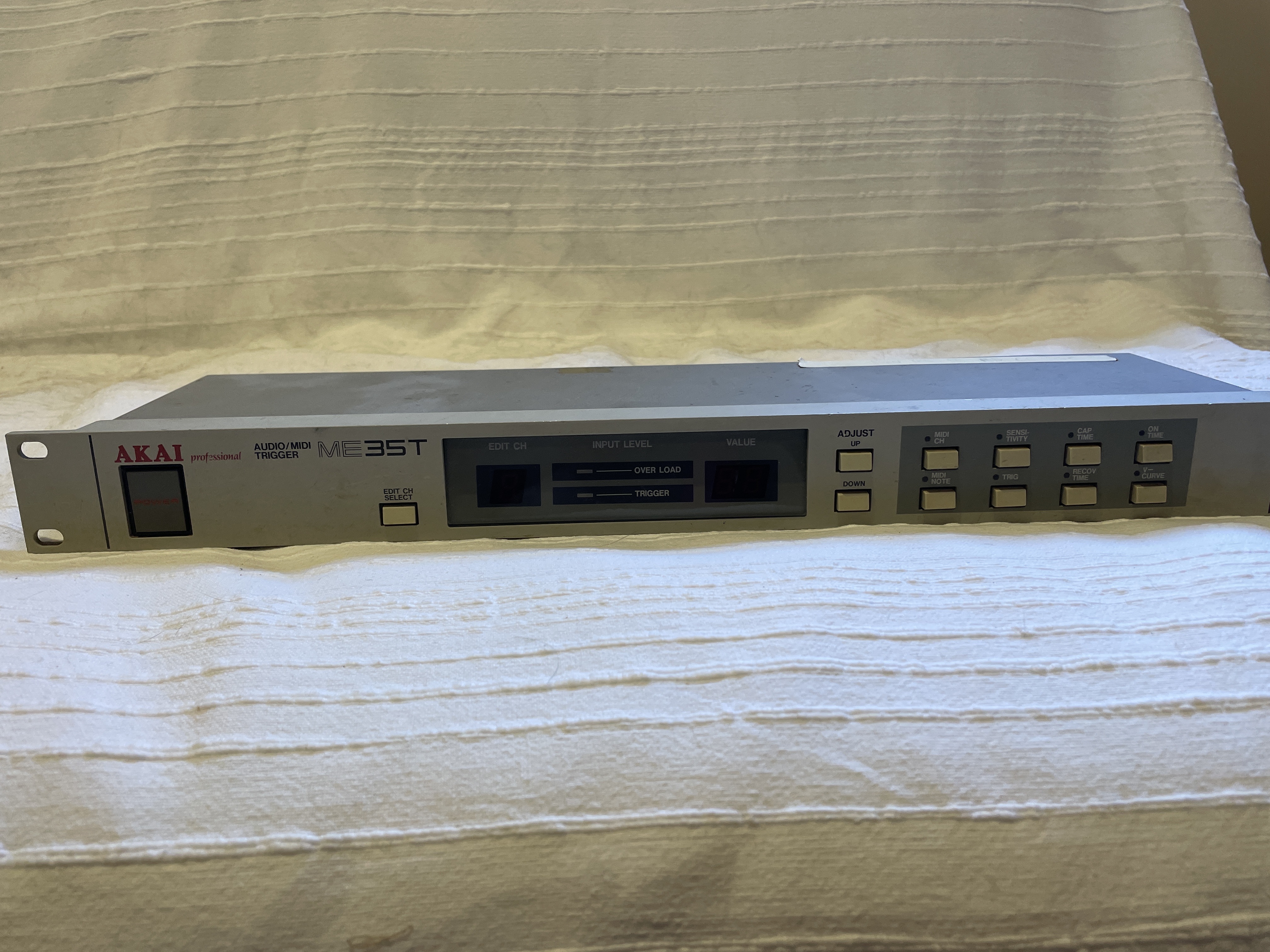 Vends un akai professional audio/midi trigger ME 35T