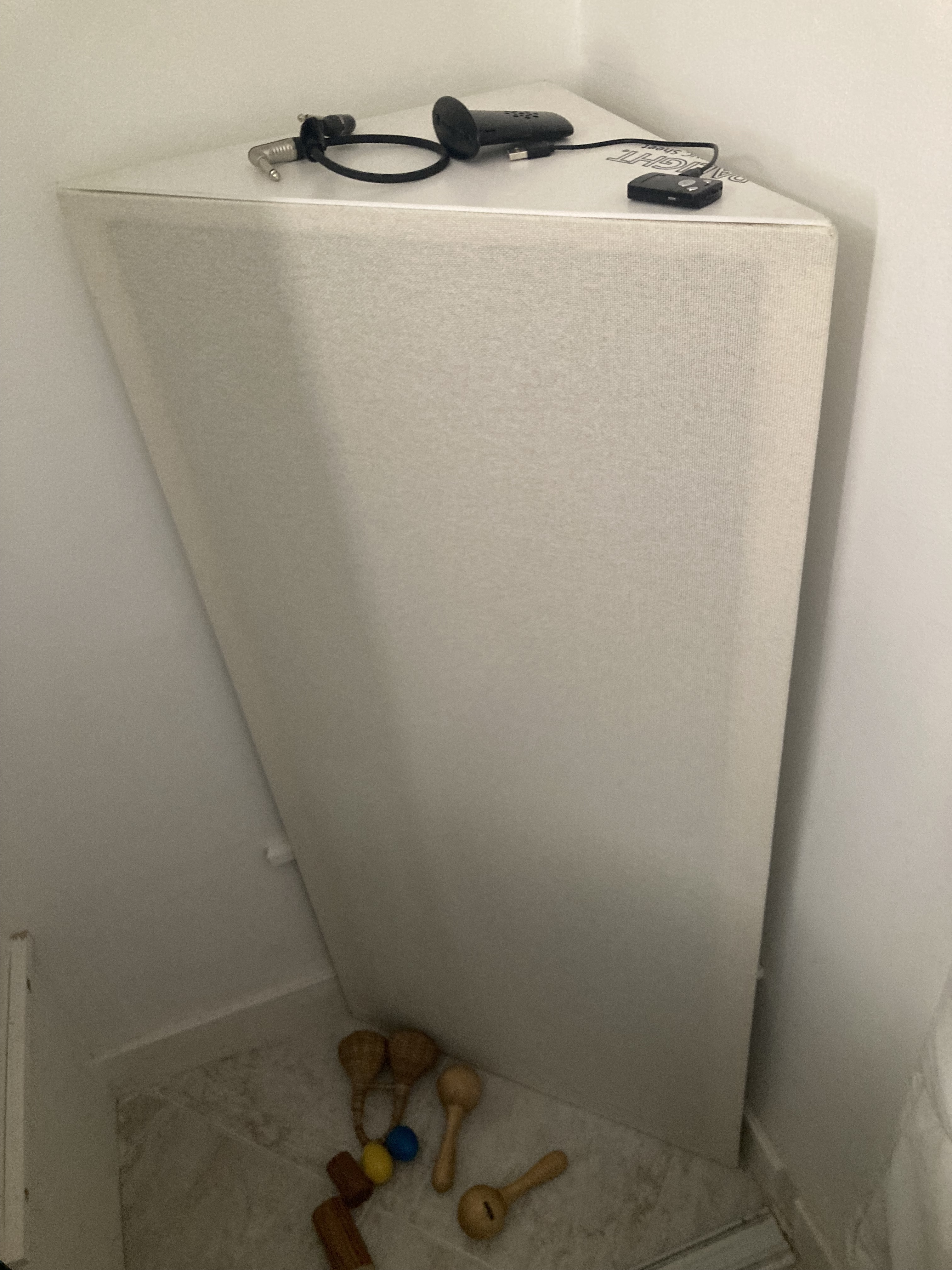 Vends 4 bass traps d'angle GIK Beige très bon état 