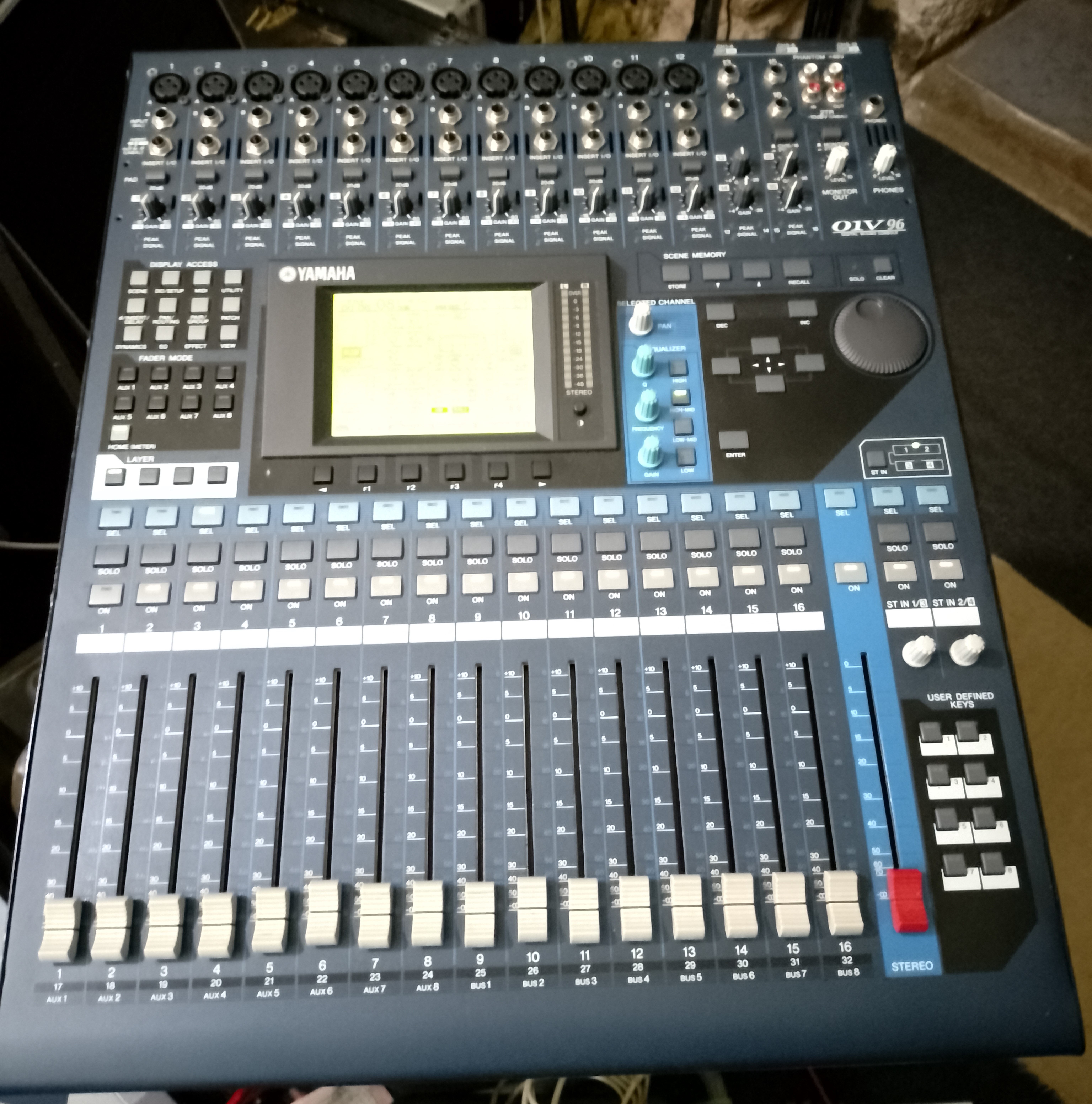 vend yamah 01v96vcm avec carte son my16 fw +ada800 avec flight case