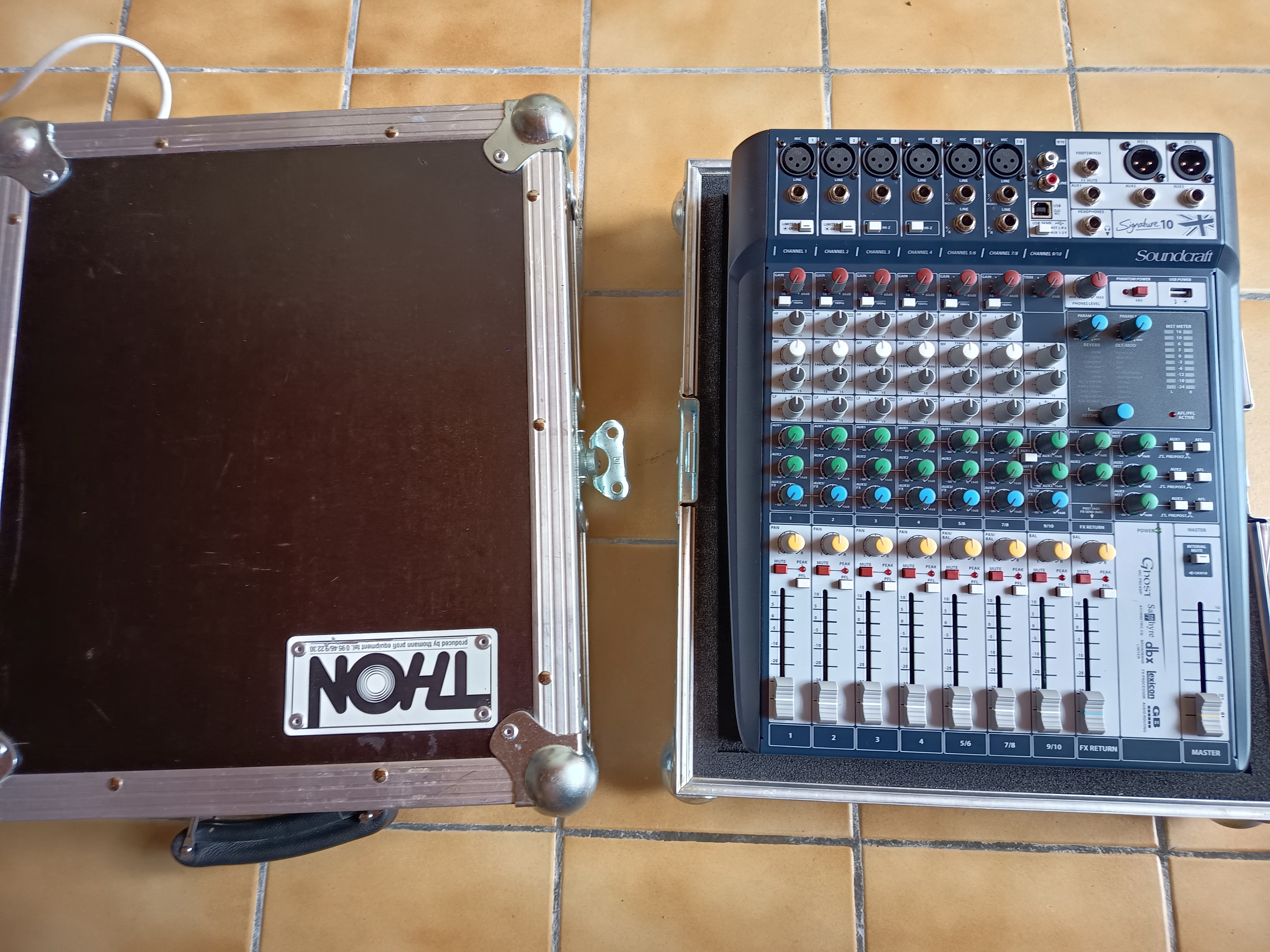 Vends table de mixage soundcraft signature 10 + flight case