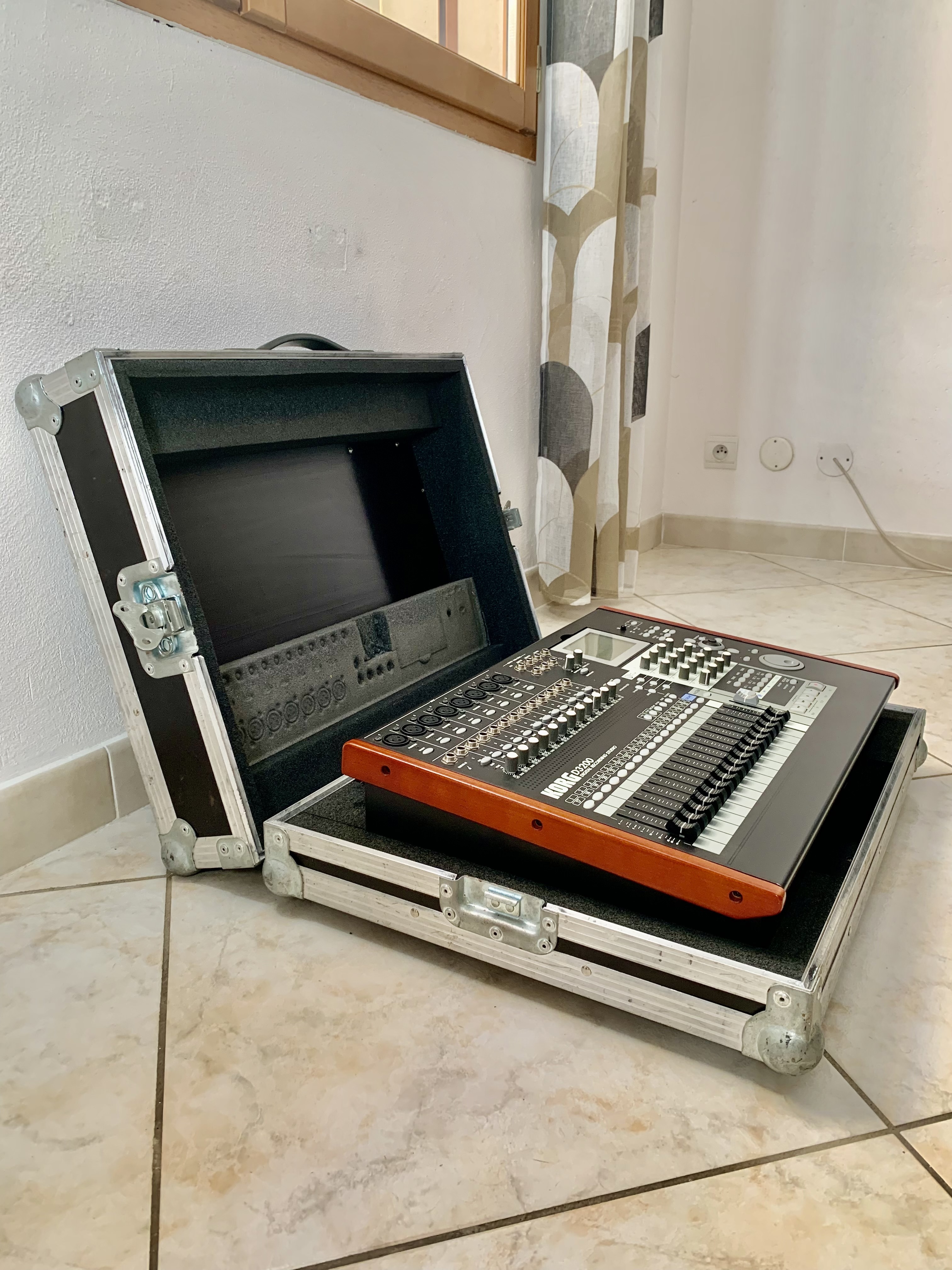 Vends "Flight case" pour KORG D3200. 